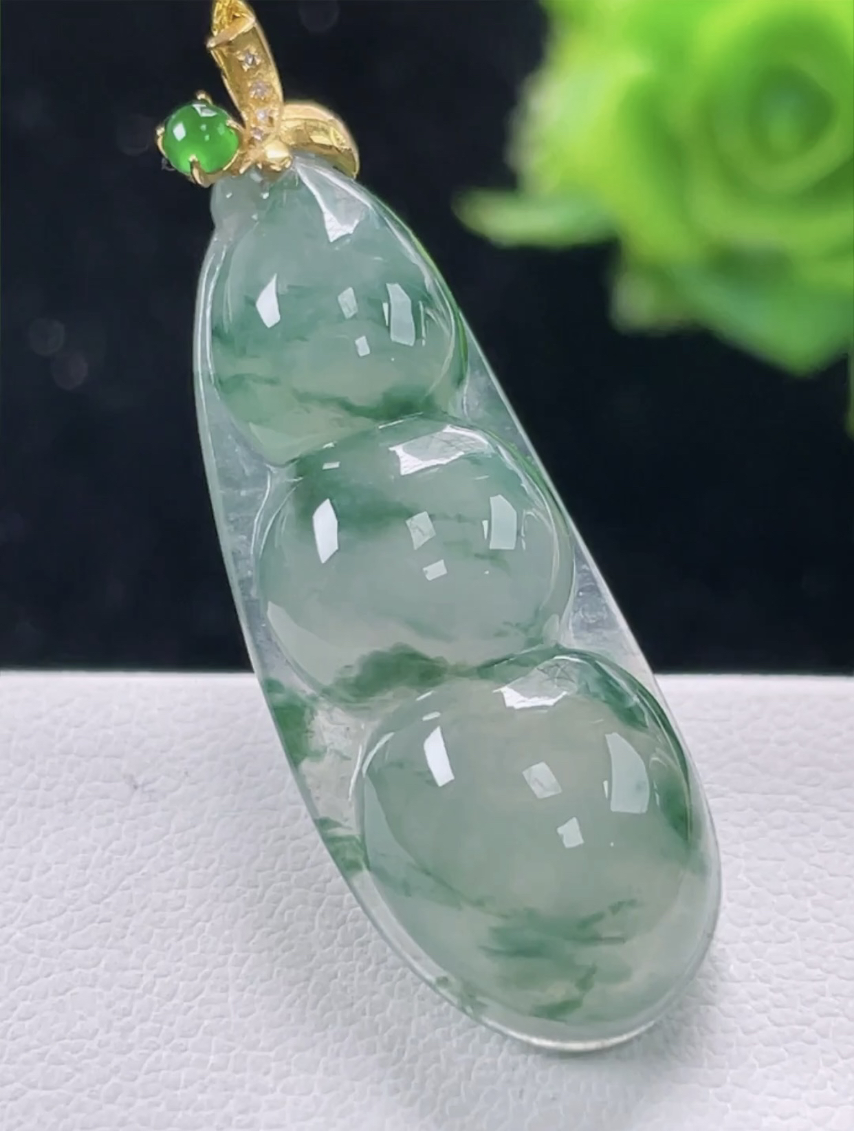 18k金扣镶嵌 冰飘花福豆，完美，裸石尺寸31.5/12.6/6.7
