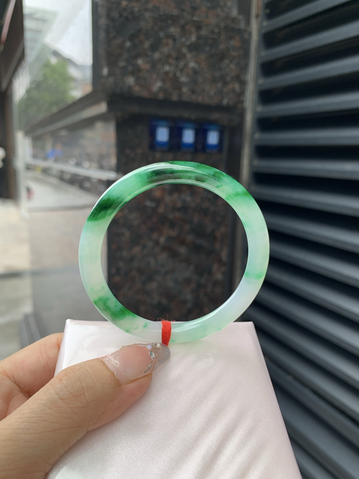辣绿美人条
52.7-6.9-5.8
打灯细纹，底妆水润，满圈飘洒辣绿花点缀，镯色生香，腕间之美，水润中透着灵气，仙气缭绕，温婉可人，举手投足间皆是美好