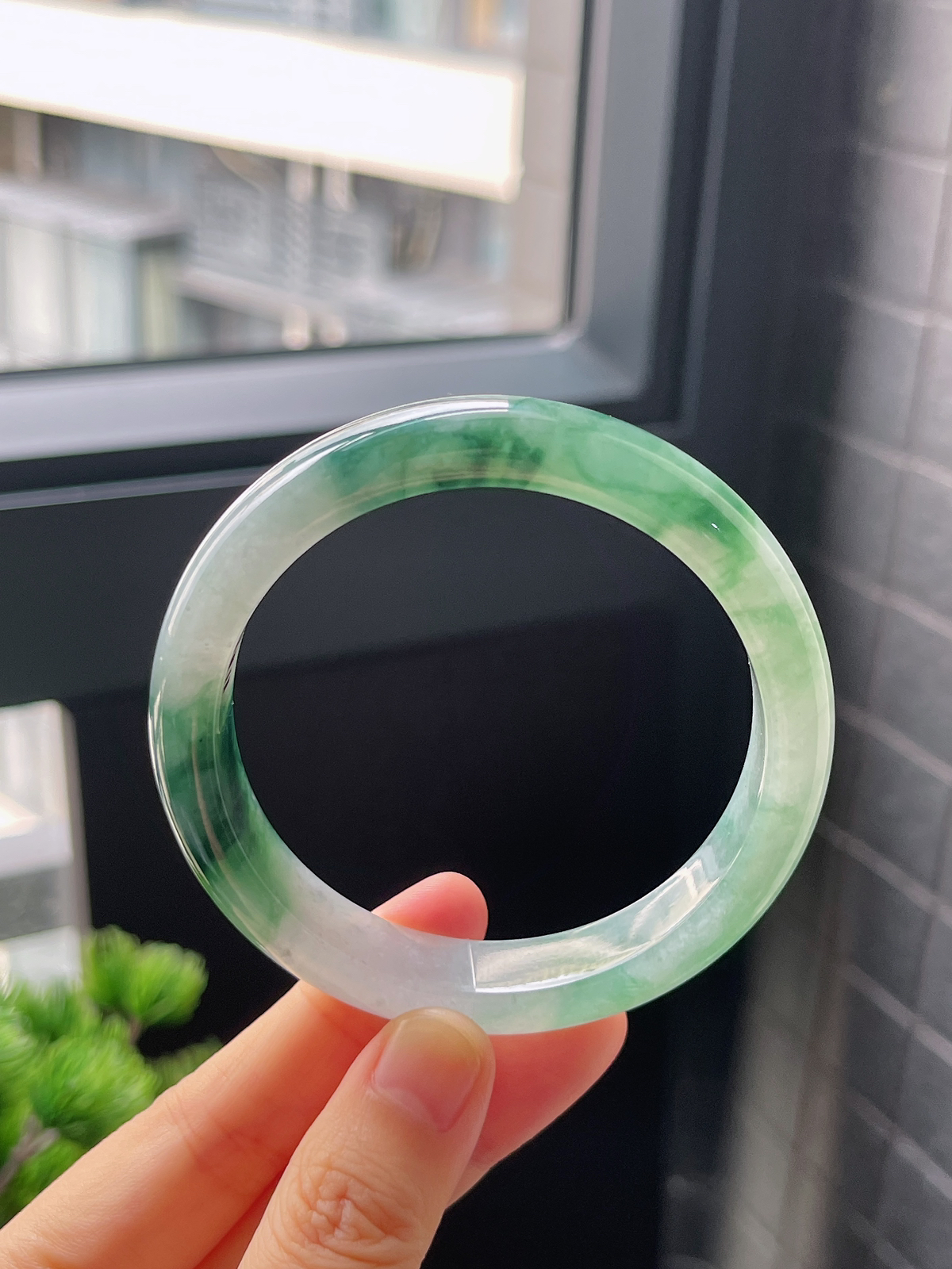 正圈58圈口，翡翠冰糯种飘绿手镯