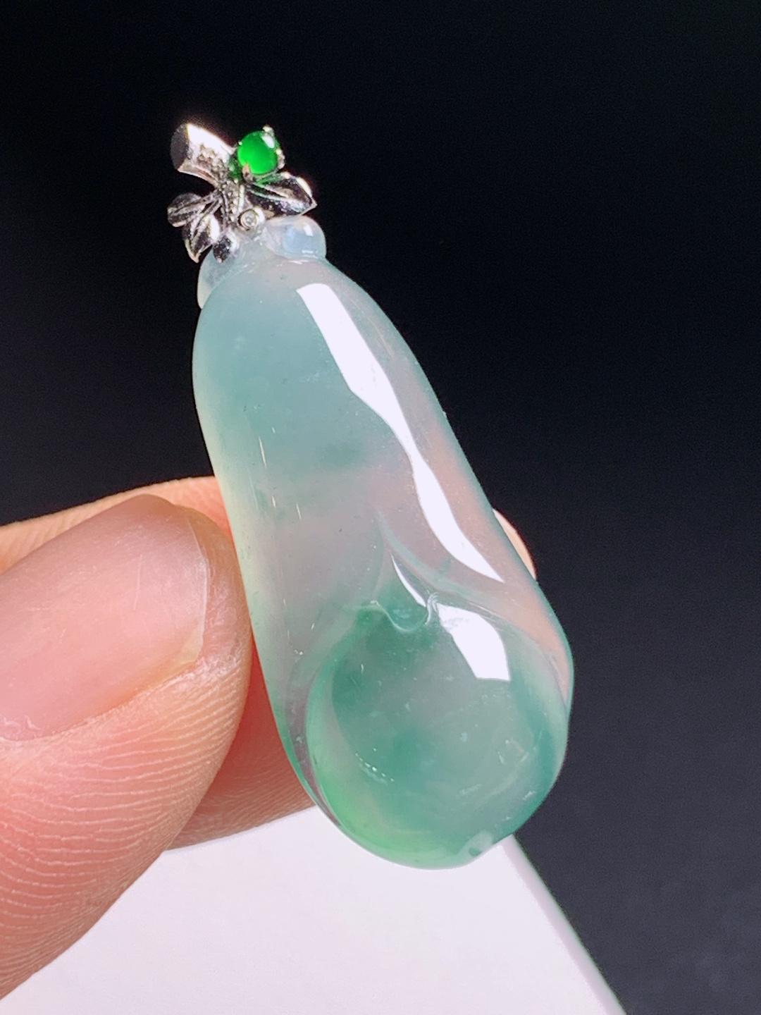高冰飘花玉兰花吊坠，胶润透亮形制温婉，清雅显贵 530704