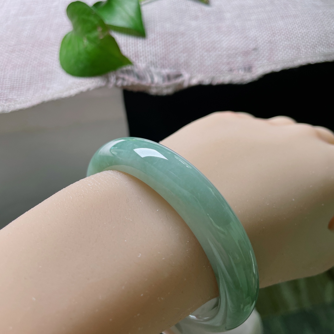 55.6/12.3/8，绿底正圈，皮纹，通透细腻，光泽柔和内敛，简约雅致，尽显温婉沉静的气韵。ss54370a