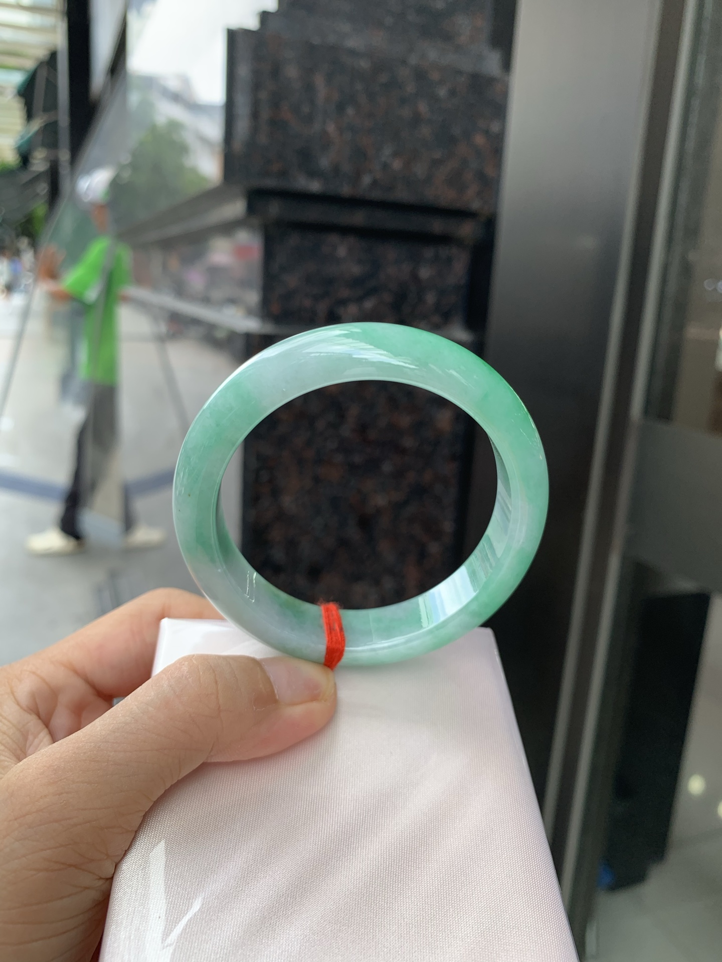 白底青正圈 55.1-7.7-12.9 0705-2A116 打灯棉絮，底妆水润，满圈绿花点缀，镯色生香，腕间之美，水润中透着灵气，仙气缭绕，温婉可人，举手投足间皆是美好