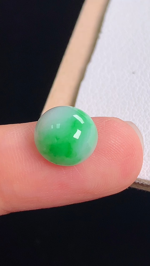 ️阳绿蛋面，无裂，尺寸:9.6-4.7mm 3