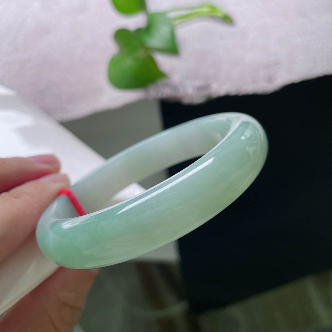 55.6/12.3/8，绿底正圈，皮纹，通透细腻，光泽柔和内敛，简约雅致，尽显温婉沉静的气韵。ss54370a