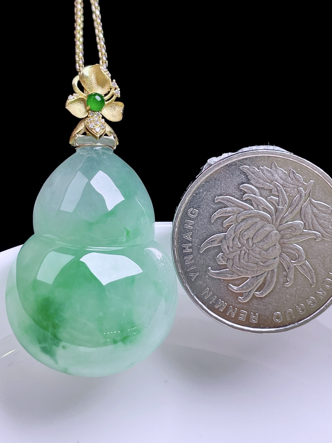 冰飘花葫芦 飘花灵动，种老水润，18k金镶嵌 整体：41.2 裸石：31.8/23/9