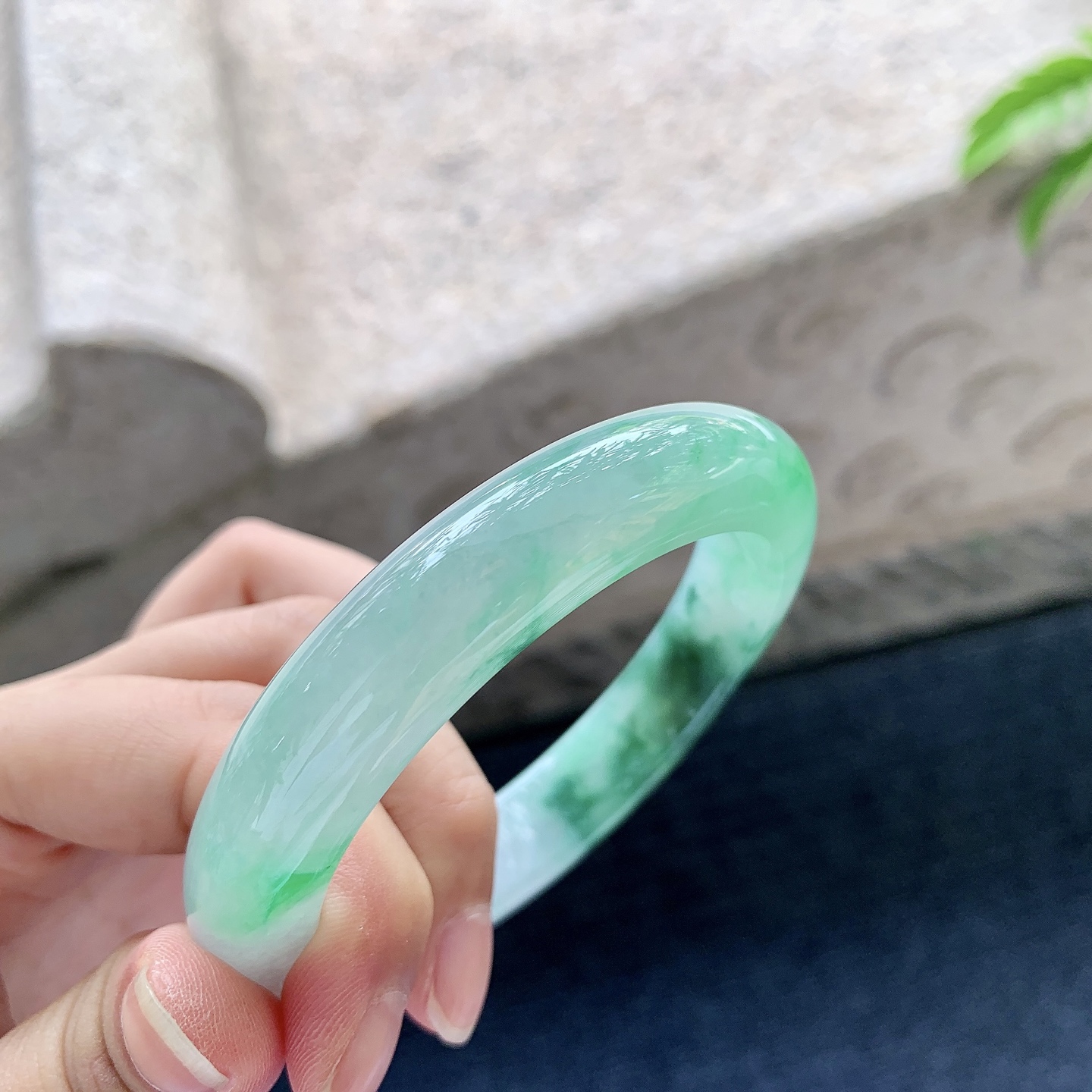 正圈55 56【圈口】56.3/12/9【编码】W6070614【描述】糯冰飘绿，水润，种老，细腻，有纹线