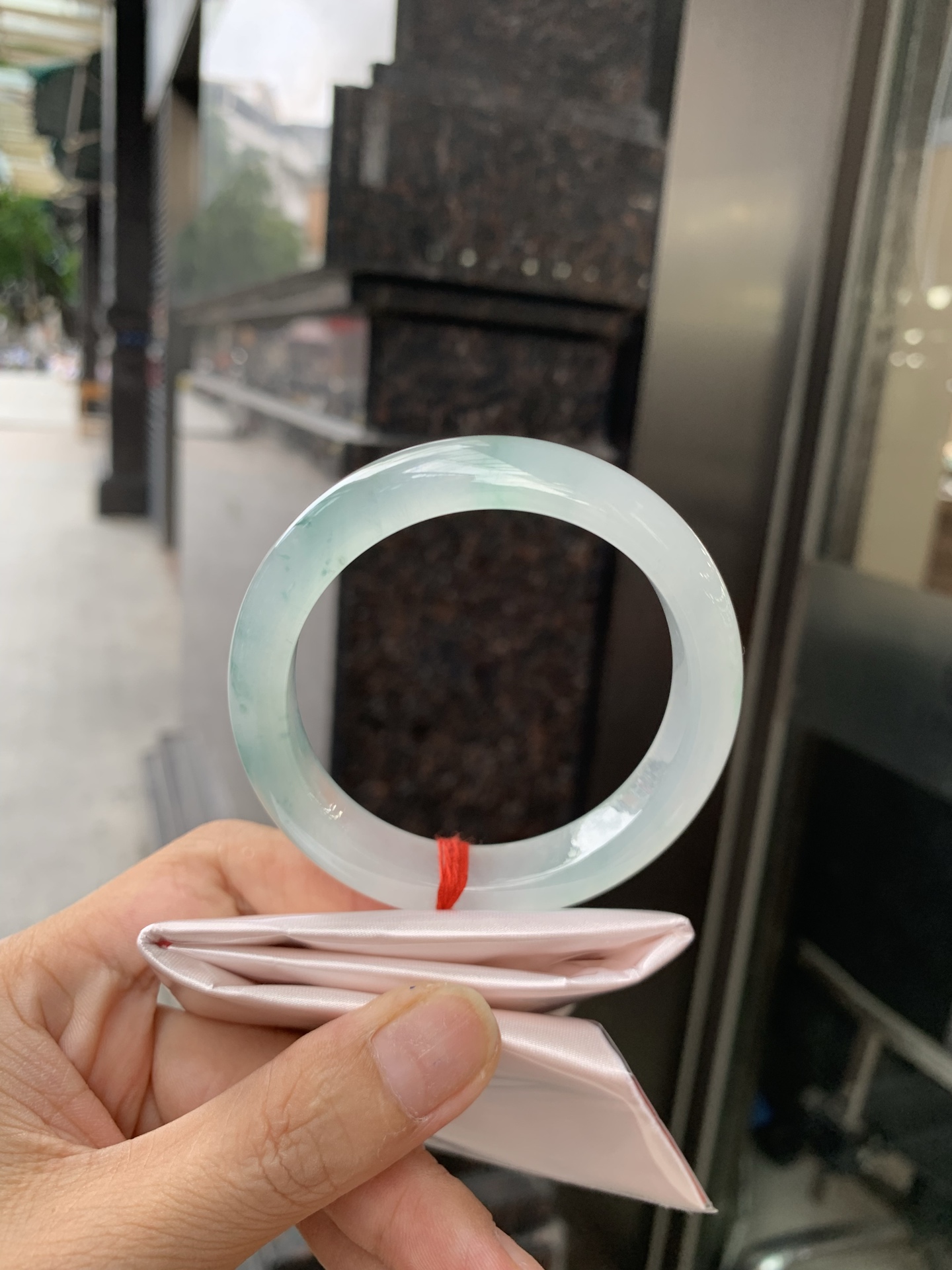 冰飘花正圈 54.5-8.3-11.9 0705-N1142 打灯多处细纹，底妆冰润细腻，冰底中几抹绿花灵动飘逸，勾勒出一幅唯美诗意的山水意境画，古典优雅又秀气
