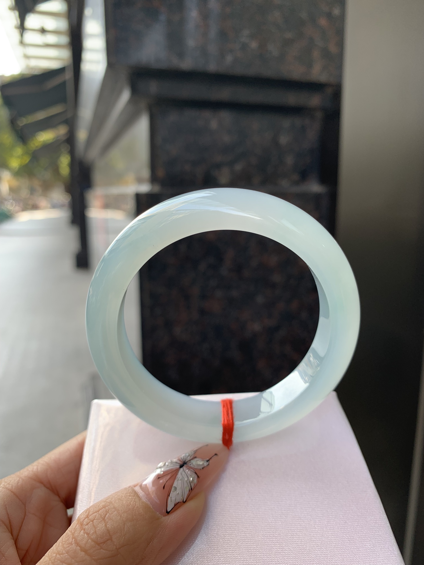 天空蓝正圈53.6-8.5-12.50107-J70766无裂，底妆胶润，质地细腻，天空蓝底色均匀，由内而外散发出温婉气质，清爽治愈