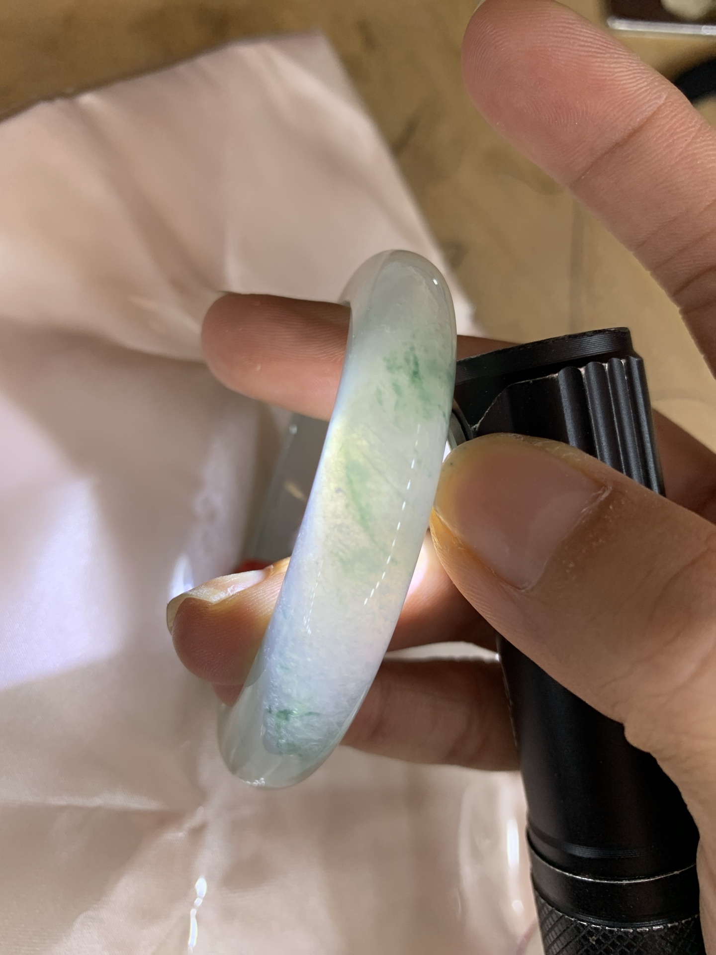 冰飘花正圈 54.5-8.3-11.9 0705-N1142 打灯多处细纹，底妆冰润细腻，冰底中几抹绿花灵动飘逸，勾勒出一幅唯美诗意的山水意境画，古典优雅又秀气