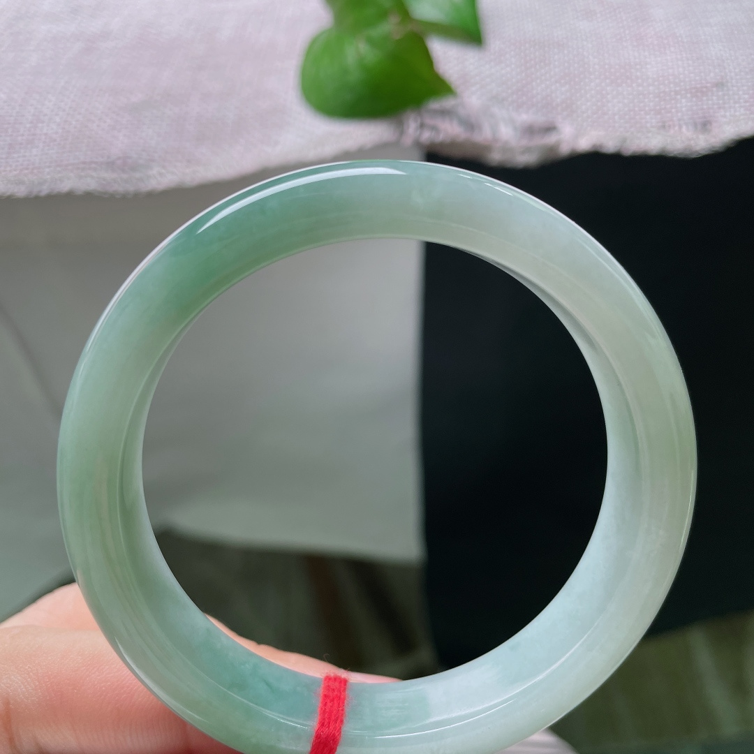 55.6/12.3/8，绿底正圈，皮纹，通透细腻，光泽柔和内敛，简约雅致，尽显温婉沉静的气韵。ss54370a