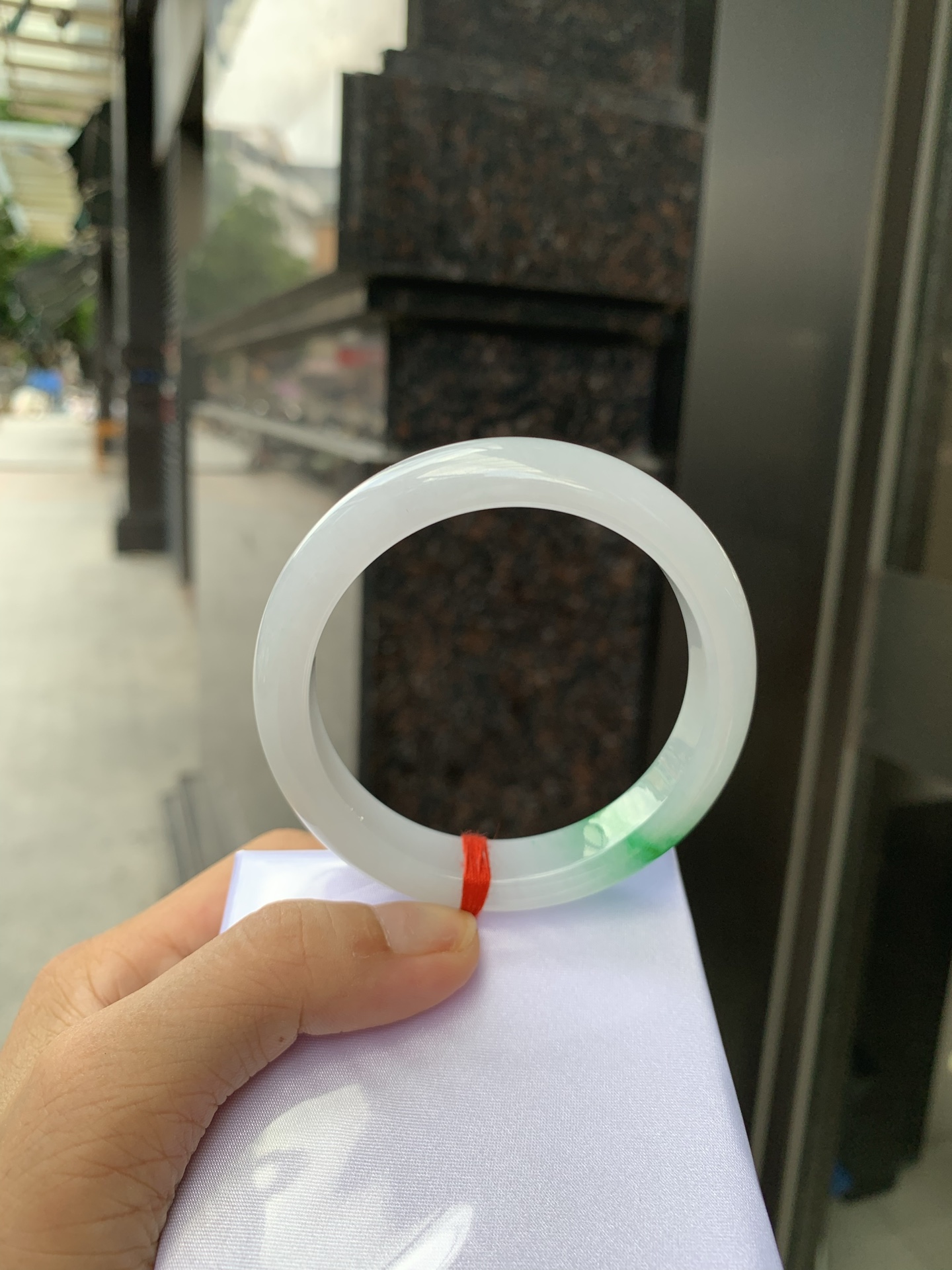阳绿白底青正圈 56.9-8.1-11.6 0705-N1156 打灯细纹，底妆冰润白净，一抹阳绿花，点缀腕间风华，干净纯净的底色上，一抹翠色肆意流淌，宛如春日里的繁华盛景