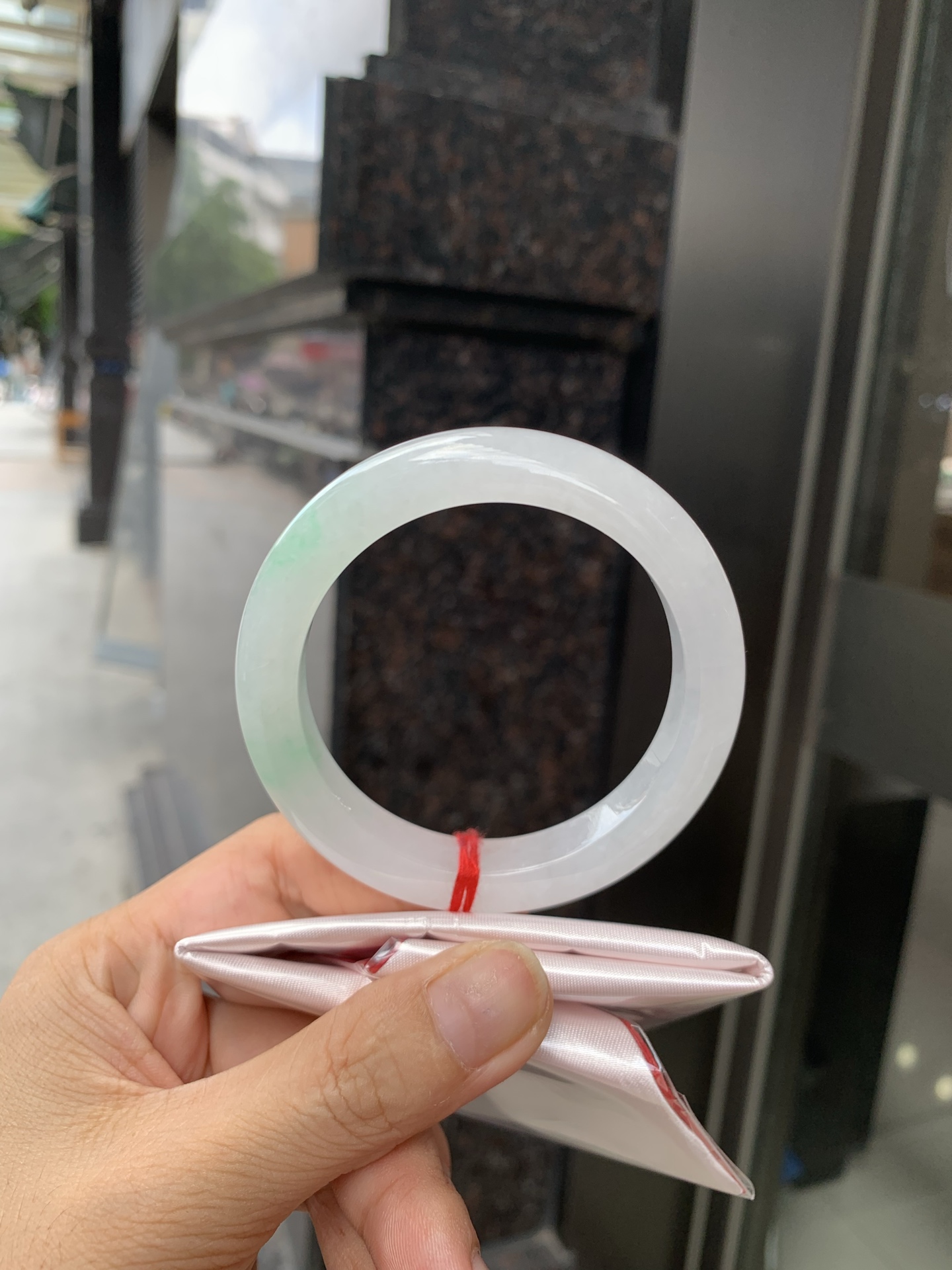 冰飘绿正圈 55.9-9.2-11.4 0705-N1151 打灯冰晶，棉絮，玉质冰润细腻，清爽的底子几抹甜绿花，鲜活而灵动，犹如新冒的嫩芽，艳丽惹人