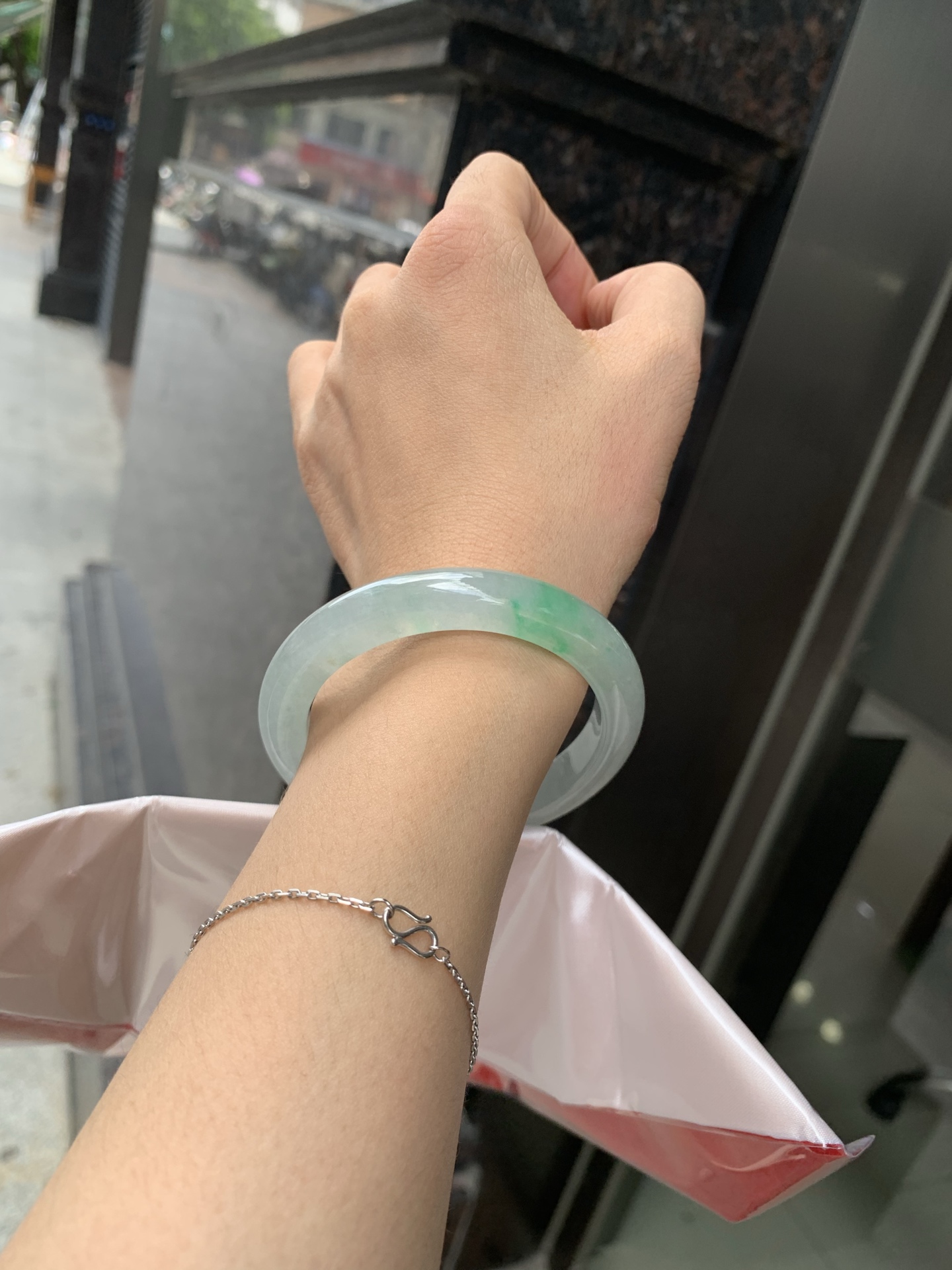 冰飘绿正圈 53.5-8.2-9.4 0705-N1146 打灯棉絮，玉质冰润细腻，清爽的底子几抹金丝绿花，鲜活而灵动，犹如新冒的嫩芽，艳丽惹人