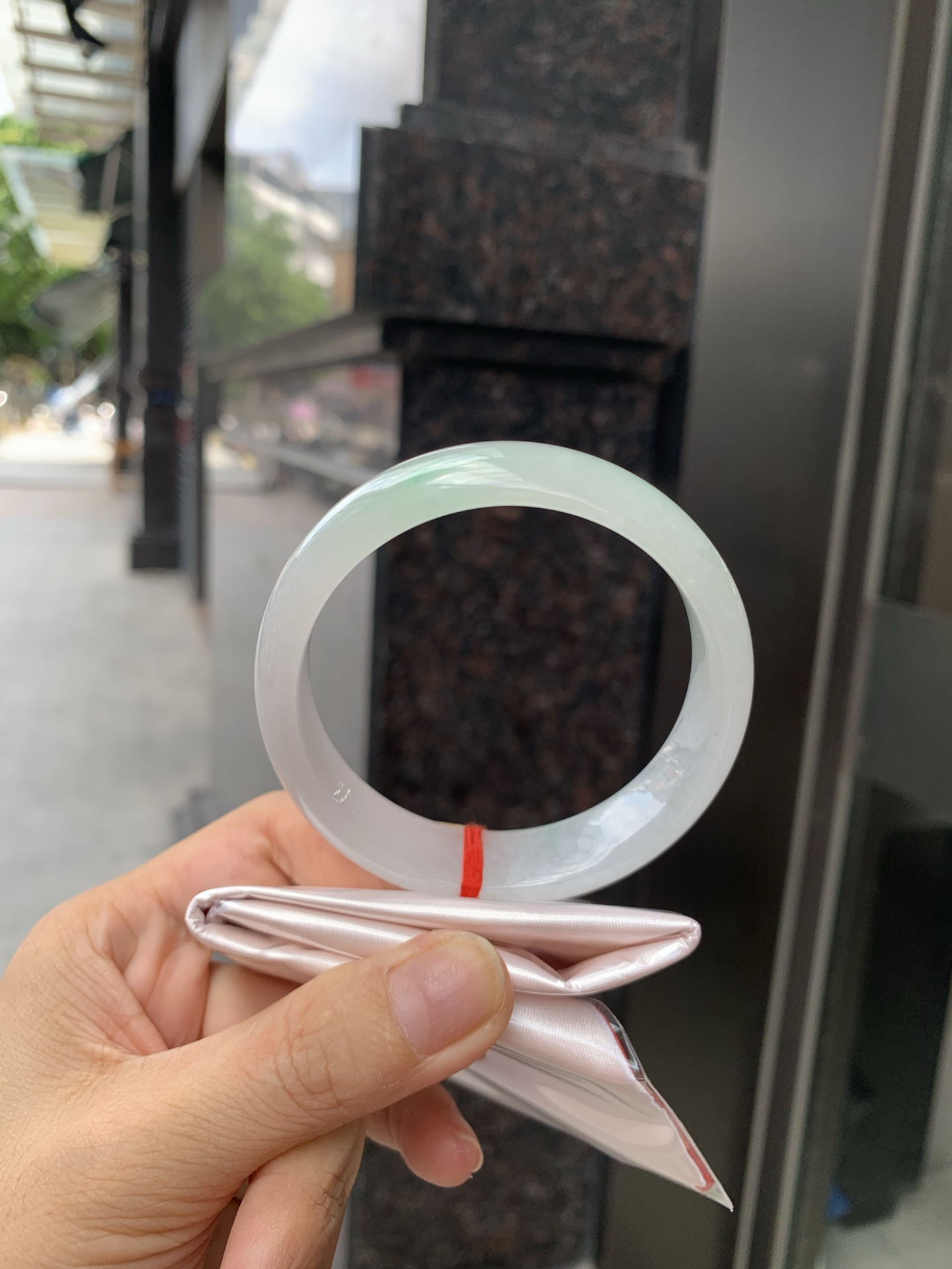 冰飘绿宽版正圈 58.3-6.9-15.6 0705-N1154 无裂，玉质冰润细腻，清爽的底子一抹