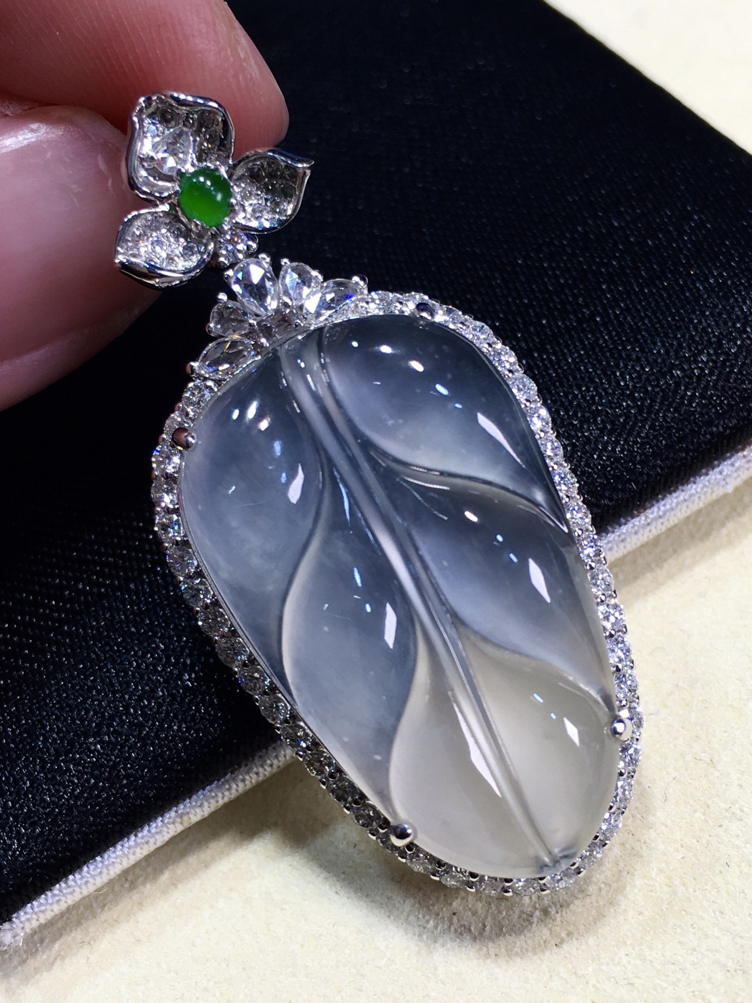 ️【18K金镶嵌玉叶吊坠】冰润水透，种老细腻起荧尺寸：成品：40.2*18.7*8.6，裸石：25.7*15.9,121JR0409/0919/asd3512/a93623/74