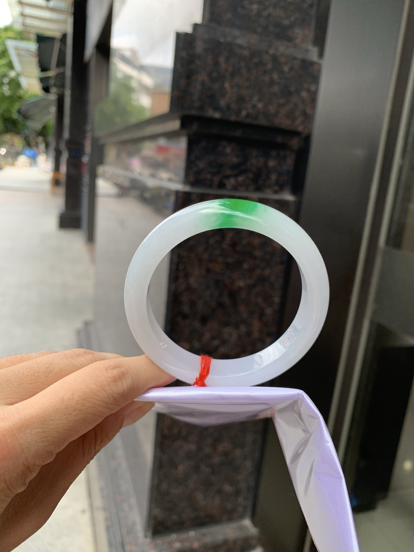 阳绿白底青正圈 56.9-8.1-11.6 0705-N1156 打灯细纹，底妆冰润白净，一抹阳绿花，点缀腕间风华，干净纯净的底色上，一抹翠色肆意流淌，宛如春日里的繁华盛景