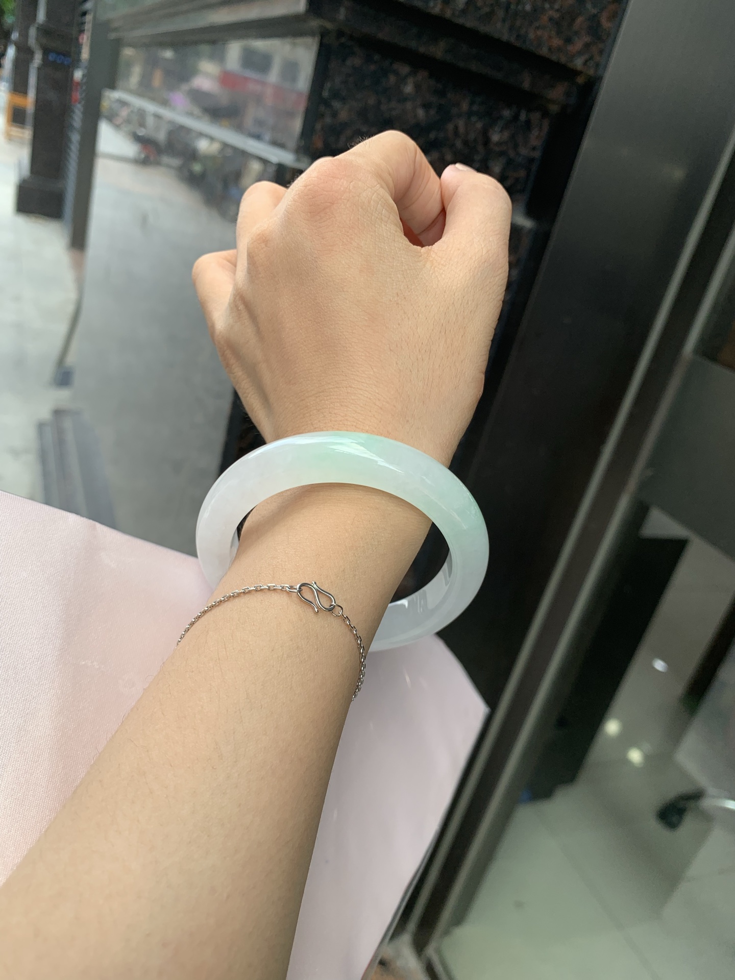 冰飘绿正圈 55.9-9.2-11.4 0705-N1151 打灯冰晶，棉絮，玉质冰润细腻，清爽的底子几抹甜绿花，鲜活而灵动，犹如新冒的嫩芽，艳丽惹人