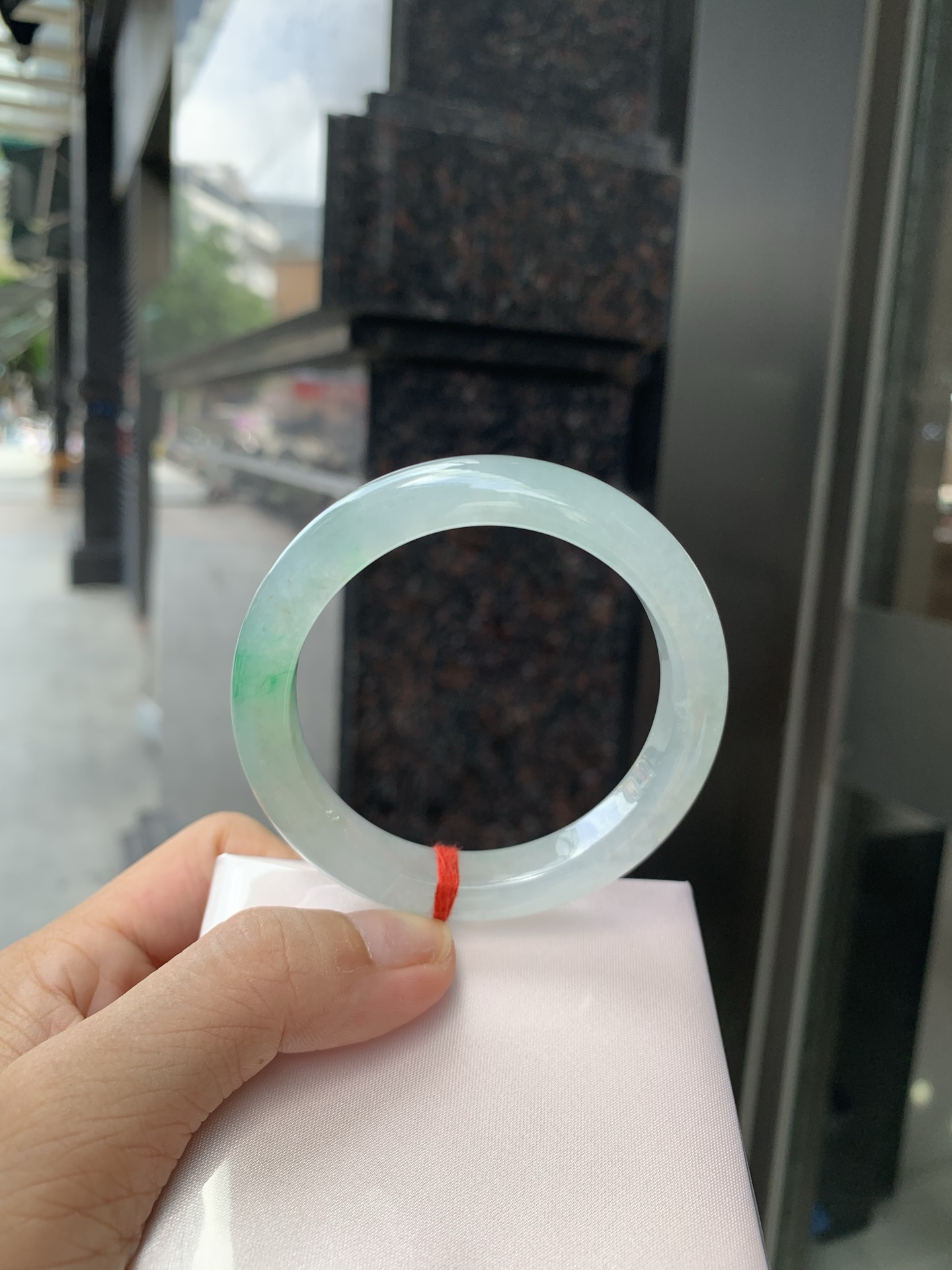 冰飘绿正圈 53.5-8.2-9.4 0705-N1146 打灯棉絮，玉质冰润细腻，清爽的底子几抹金丝绿花，鲜活而灵动，犹如新冒的嫩芽，艳丽惹人
