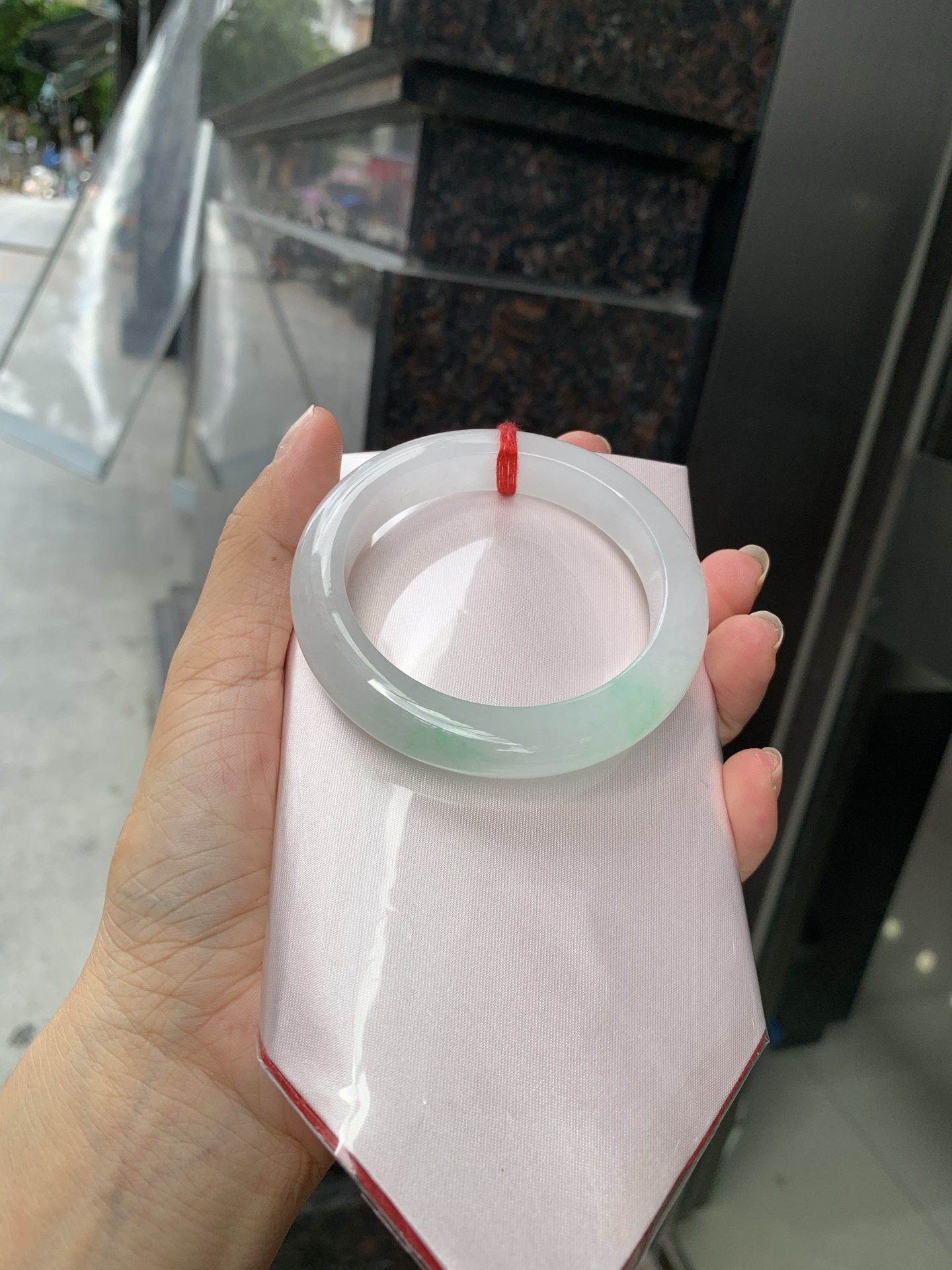 冰飘绿正圈 55.9-9.2-11.4 0705-N1151 打灯冰晶，棉絮，玉质冰润细腻，清爽的底子几抹甜绿花，鲜活而灵动，犹如新冒的嫩芽，艳丽惹人