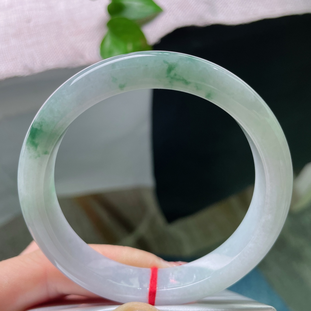 58.5/11.5/8.1，飘花正圈，种老，水头好。质地温润细腻，佩戴韵味十足，无裂，ss53097