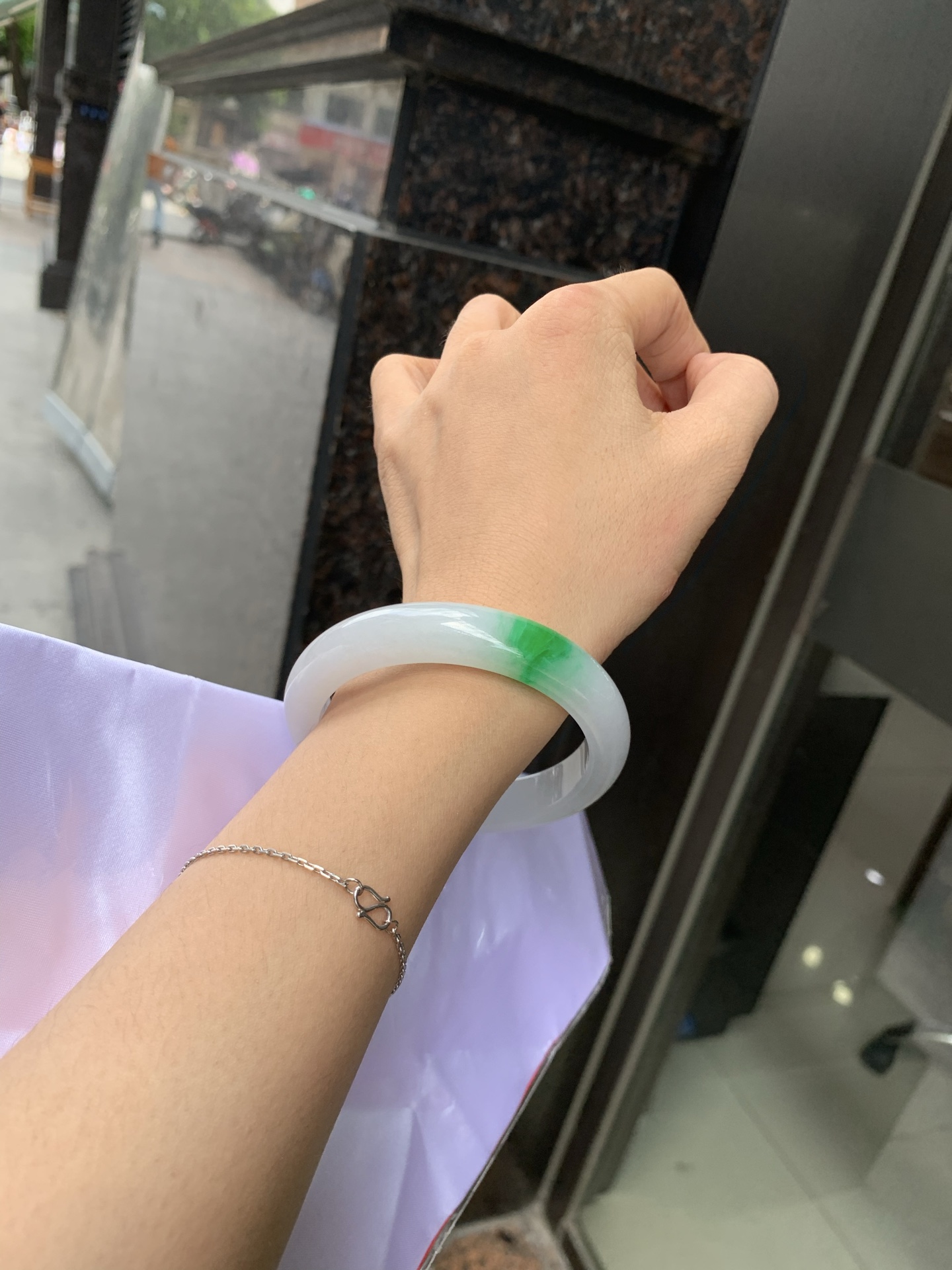 阳绿白底青正圈 56.9-8.1-11.6 0705-N1156 打灯细纹，底妆冰润白净，一抹阳绿花，点缀腕间风华，干净纯净的底色上，一抹翠色肆意流淌，宛如春日里的繁华盛景