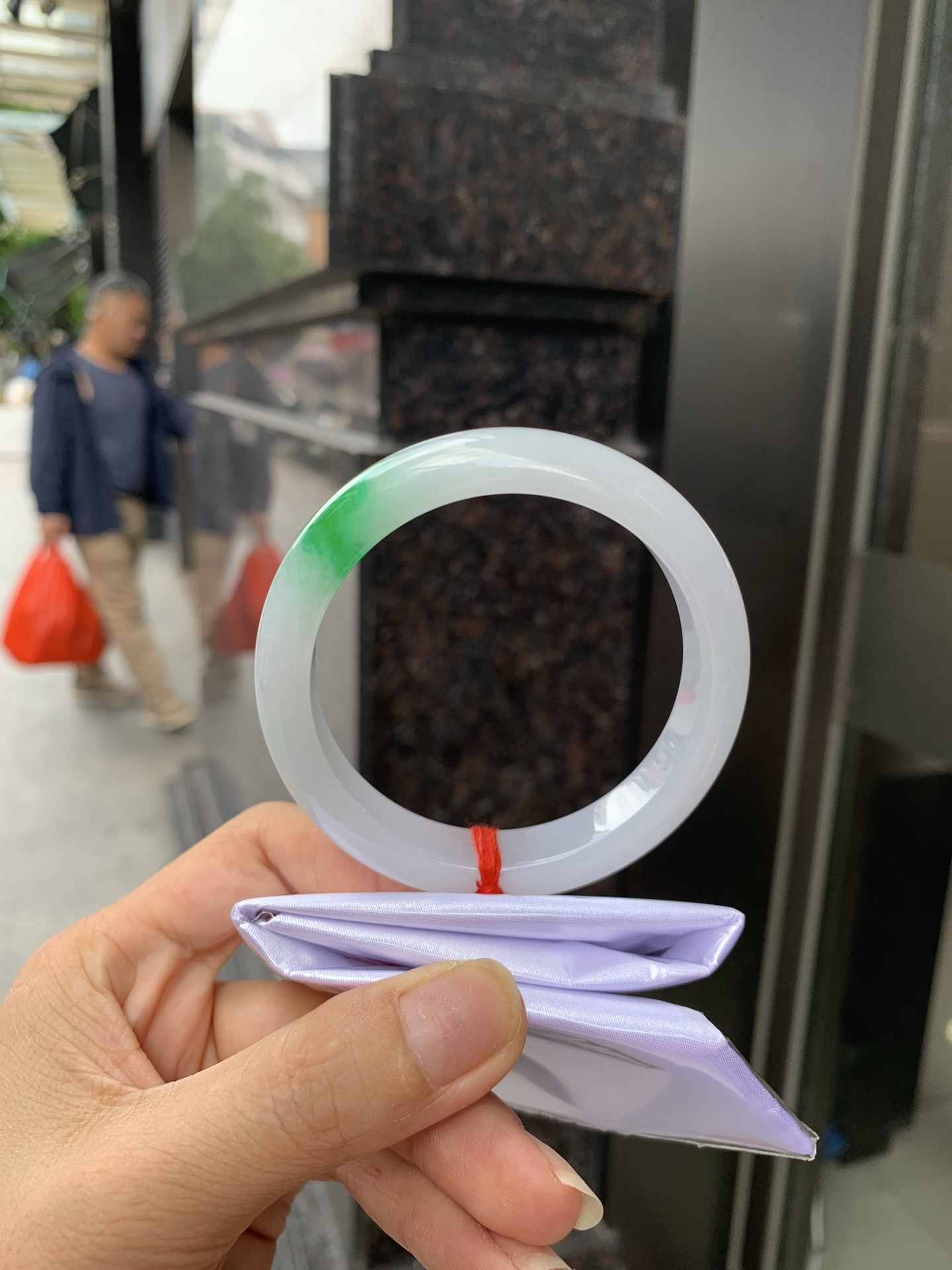 阳绿白底青正圈 56.9-8.1-11.6 0705-N1156 打灯细纹，底妆冰润白净，一抹阳绿花，点缀腕间风华，干净纯净的底色上，一抹翠色肆意流淌，宛如春日里的繁华盛景
