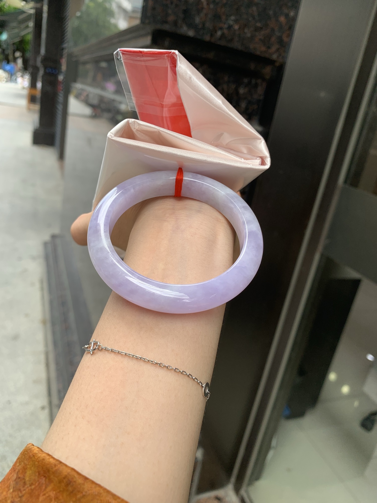 正圈 57.3-8.5-11.8 0705-2A143 打灯多处细纹，底妆水润，满圈紫罗兰吸睛抢眼，浪漫迷人，仙气飘飘，优雅高贵显气质，感满满，满满紫罗兰底色均匀不失色，不同光线不一样视觉感受