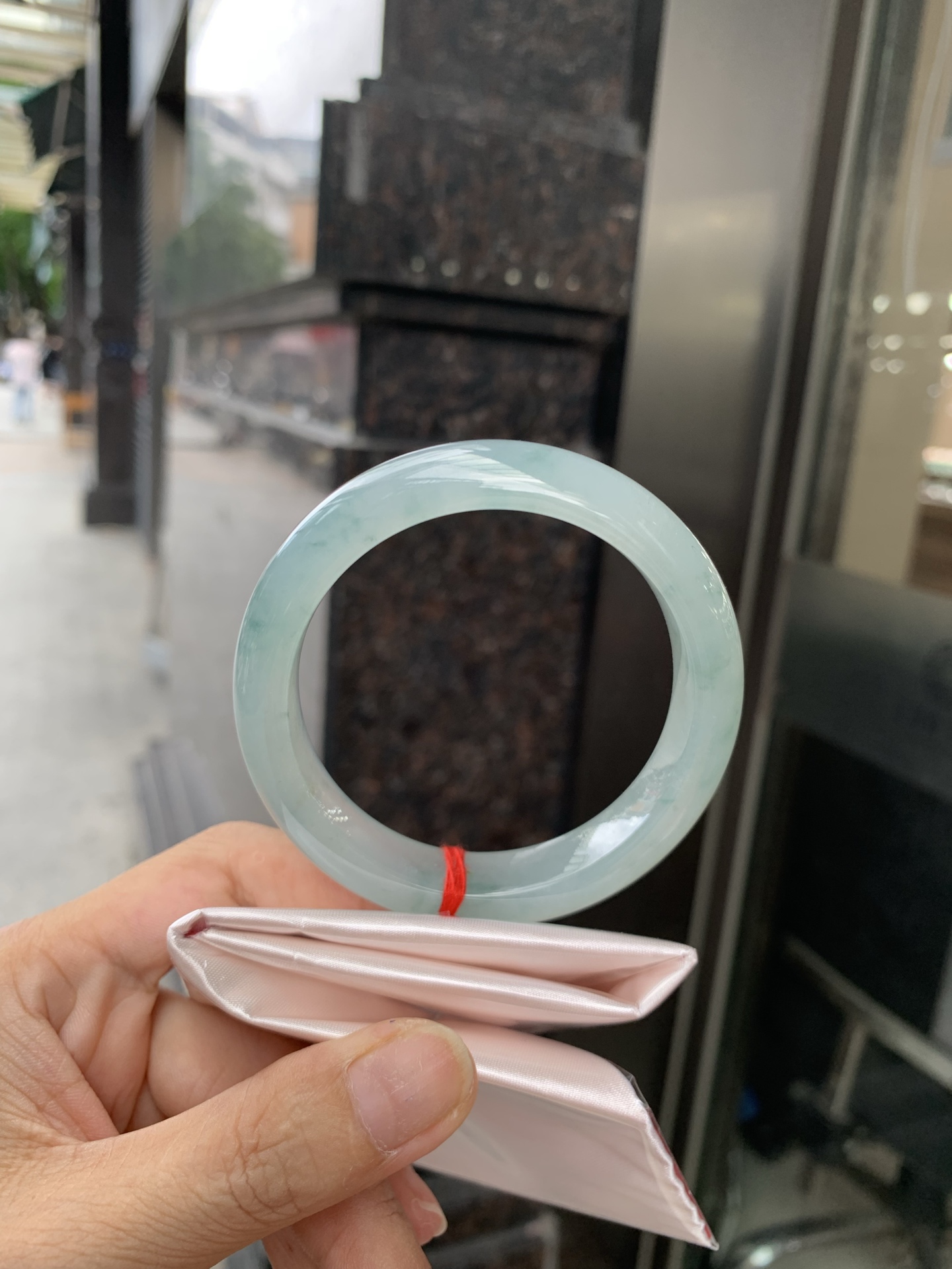 冰蓝飘花正圈 0705-N1157 打灯棉线，底妆冰润细腻，碎花灵动像是被风吹散的蓝墨水，恰似春夜星河落入腕间🪸