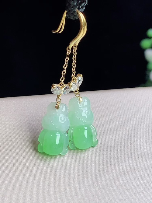 18k金镶冰飘绿精美耳环，无裂，尺寸11.8-7.0-2.7mm，Q05hjg