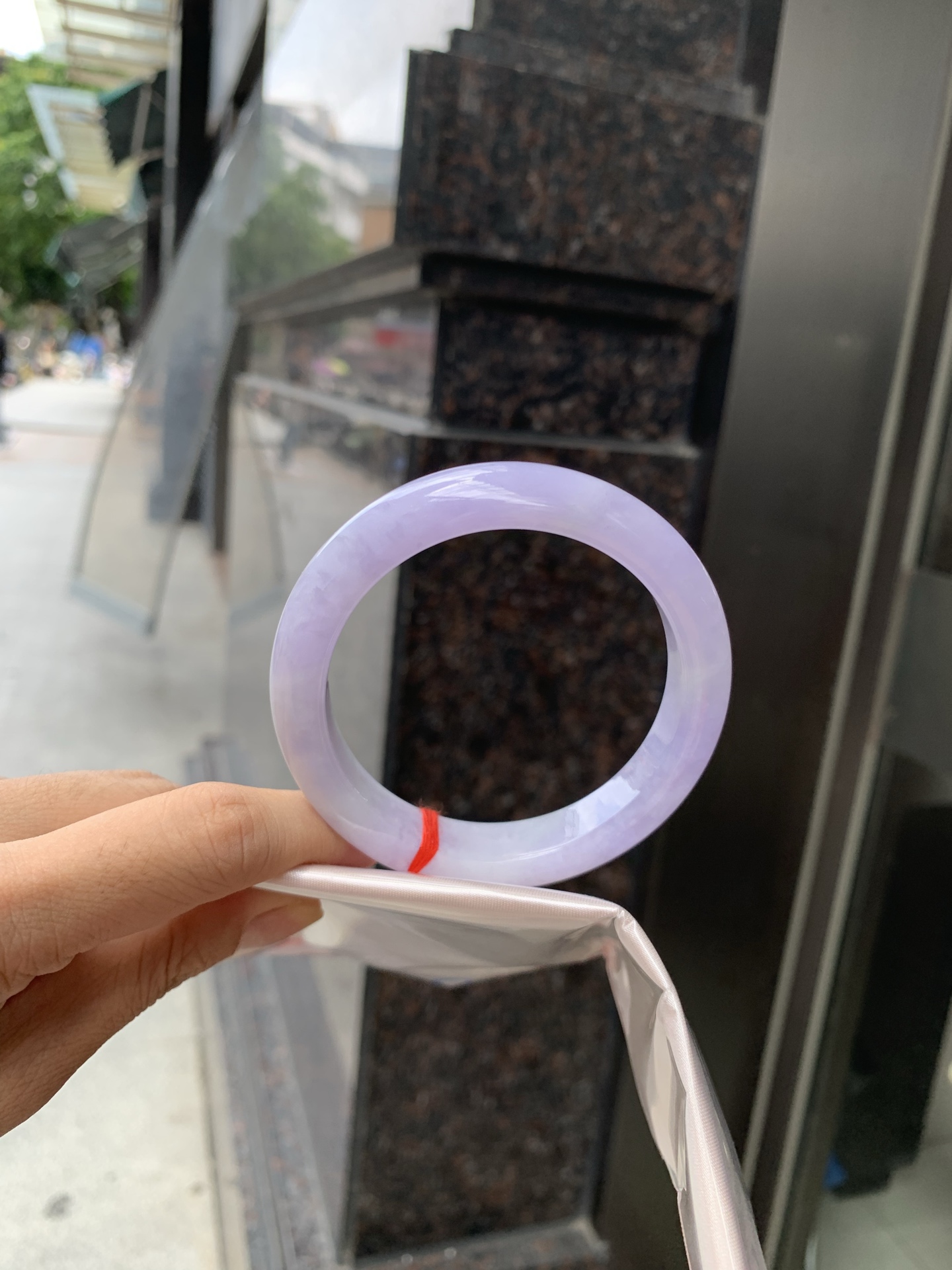 正圈 57.3-8.5-11.8 0705-2A143 打灯多处细纹，底妆水润，满圈紫罗兰吸睛抢眼，浪漫迷人，仙气飘飘，优雅高贵显气质，感满满，满满紫罗兰底色均匀不失色，不同光线不一样视觉感受