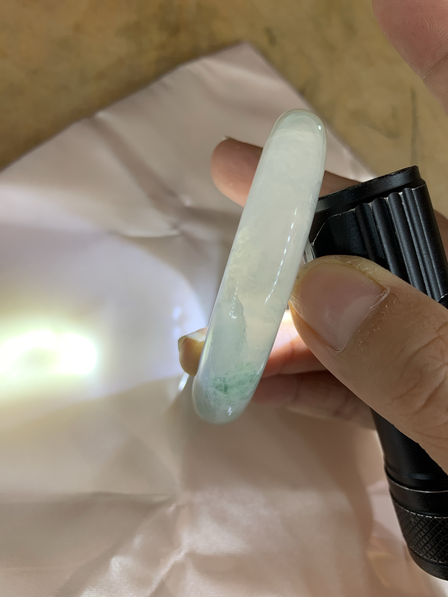 冰飘花正圈 54.5-8.3-11.9 0705-N1142 打灯多处细纹，底妆冰润细腻，冰底中几抹绿花灵动飘逸，勾勒出一幅唯美诗意的山水意境画，古典优雅又秀气