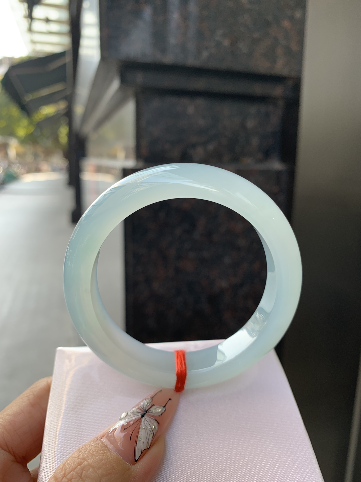 天空蓝正圈53.6-8.5-12.50107-J70766无裂，底妆胶润，质地细腻，天空蓝底色均匀，由内而外散发出温婉气质，清爽治愈