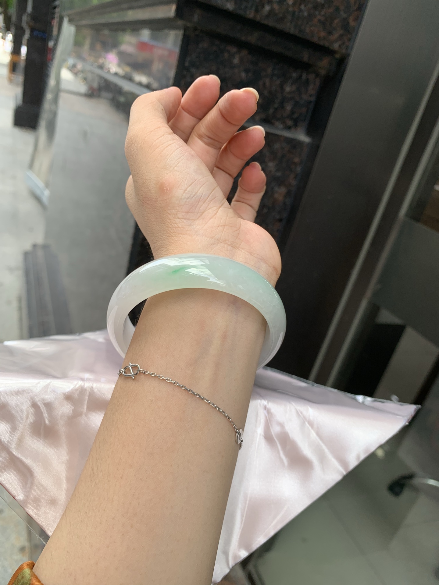 冰飘绿宽版正圈 58.3-6.9-15.6 0705-N1154 无裂，玉质冰润细腻，清爽的底子一抹阳绿花，鲜活而灵动，犹如新冒的嫩芽，艳丽惹人