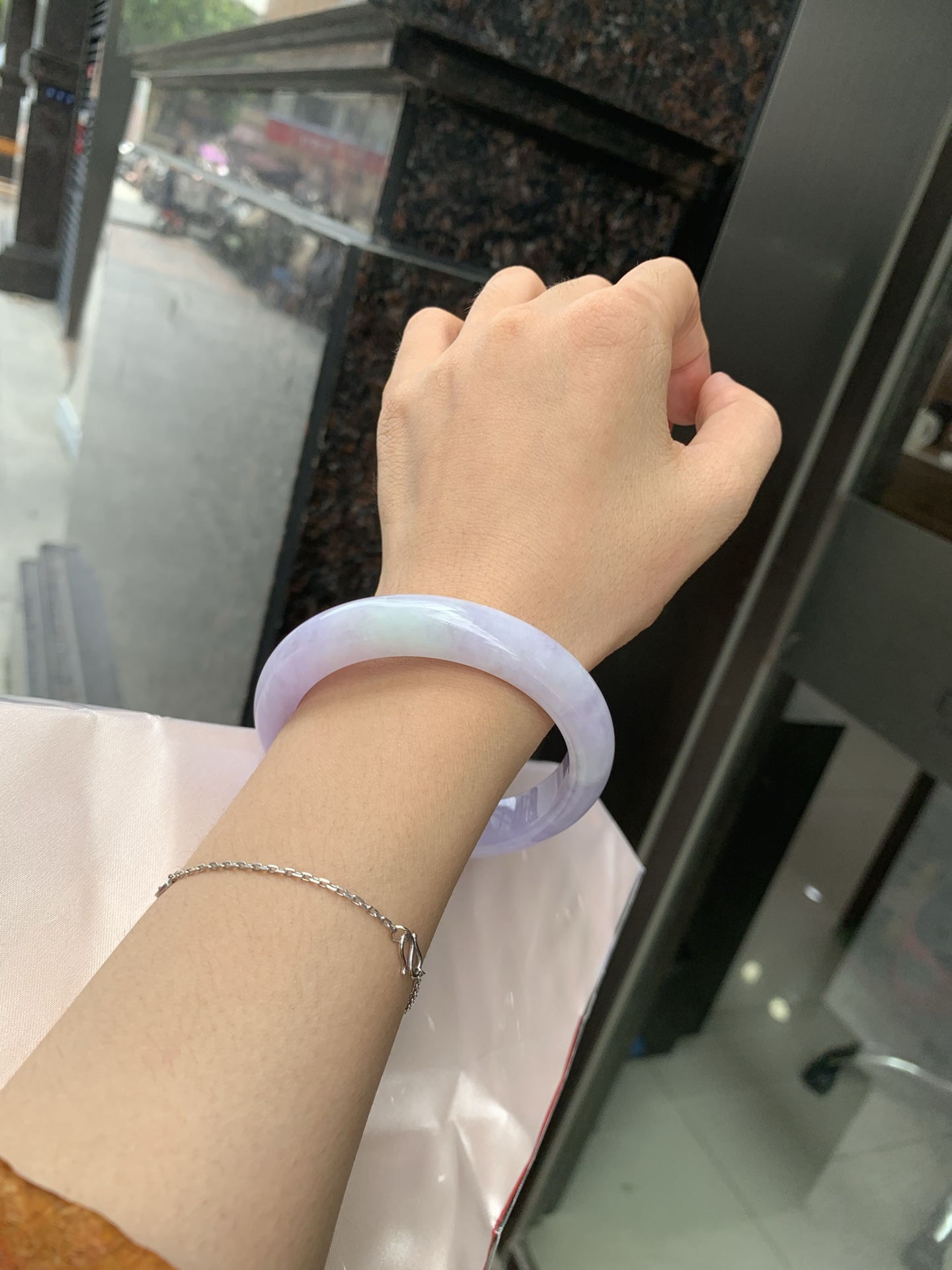 正圈 57.3-8.5-11.8 0705-2A143 打灯多处细纹，底妆水润，满圈紫罗兰吸睛抢眼，浪漫迷人，仙气飘飘，优雅高贵显气质，感满满，满满紫罗兰底色均匀不失色，不同光线不一样视觉感受
