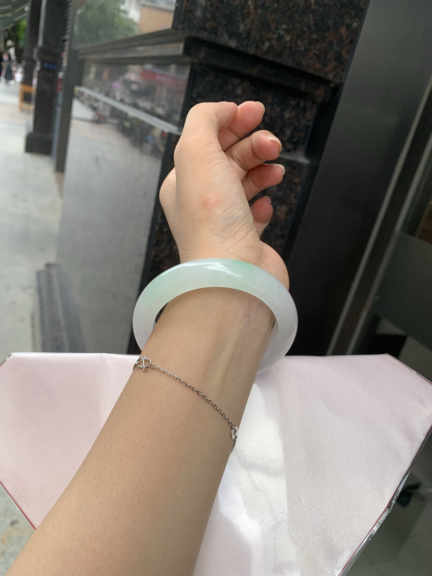 冰飘绿正圈 55.9-9.2-11.4 0705-N1151 打灯冰晶，棉絮，玉质冰润细腻，清爽的底子几抹甜绿花，鲜活而灵动，犹如新冒的嫩芽，艳丽惹人