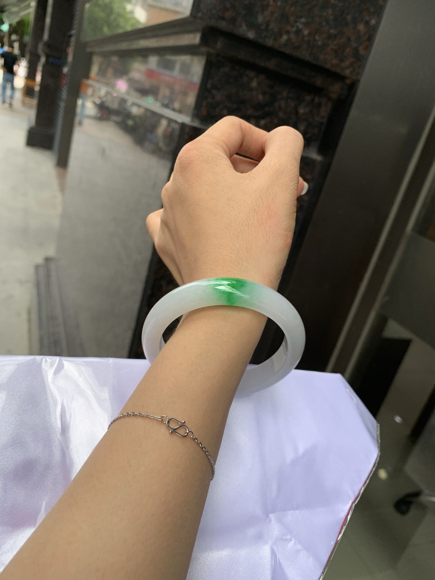 阳绿白底青正圈 56.9-8.1-11.6 0705-N1156 打灯细纹，底妆冰润白净，一抹阳绿花，点缀腕间风华，干净纯净的底色上，一抹翠色肆意流淌，宛如春日里的繁华盛景