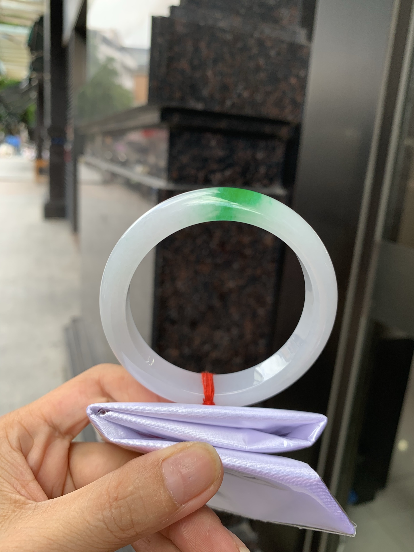 阳绿白底青正圈 56.9-8.1-11.6 0705-N1156 打灯细纹，底妆冰润白净，一抹阳绿花