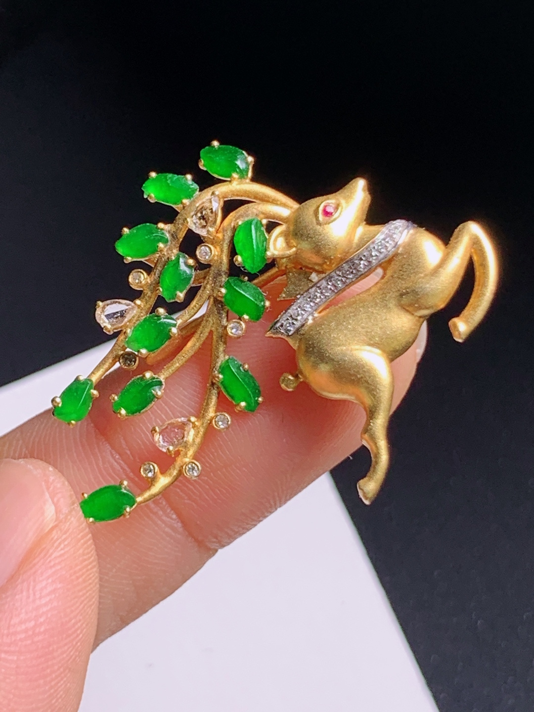 阳绿麋鹿胸针，金工立体灵动，满绿蛋面点缀一路有你 900702