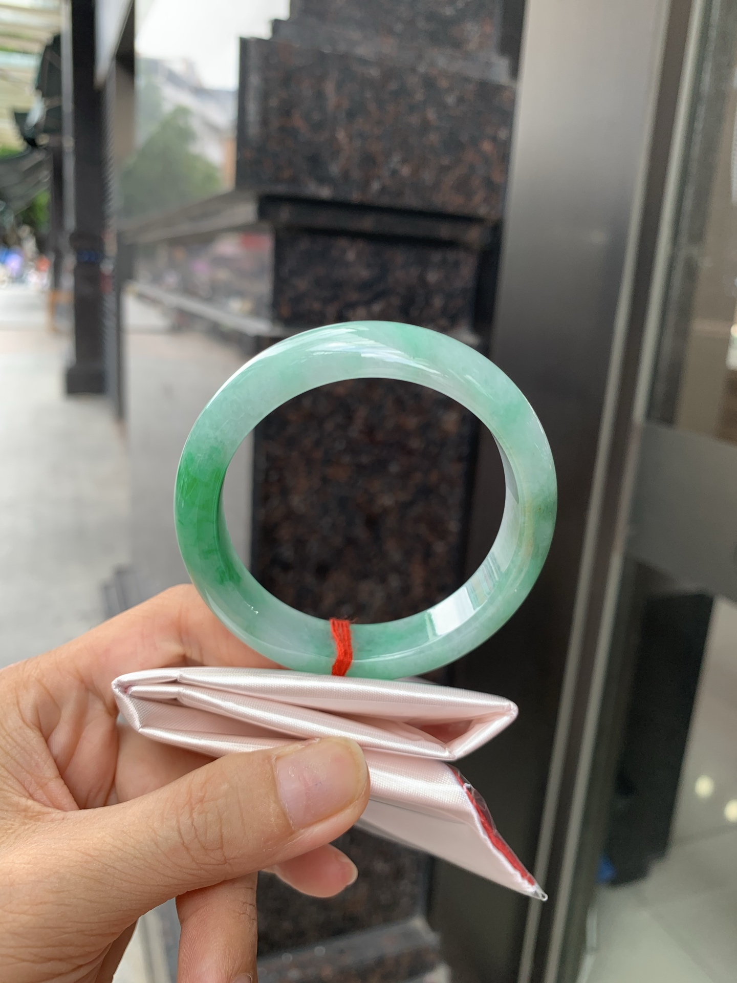 白底青正圈 55.1-7.7-12.9 0705-2A116 打灯棉絮，底妆水润，满圈绿花点缀，镯色生香，腕间之美，水润中透着灵气，仙气缭绕，温婉可人，举手投足间皆是美好