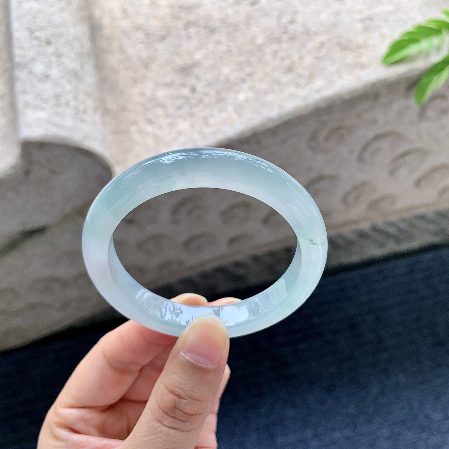 正圈49 50【圈口】50.5/10/7.2【编码】DZ070608【描述】糯冰飘花，水润，种老，细腻，打灯有棉线