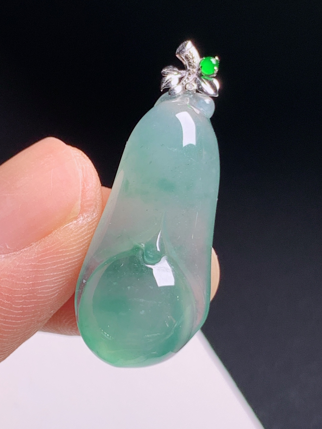 高冰飘花玉兰花吊坠，胶润透亮形制温婉，清雅显贵 530704