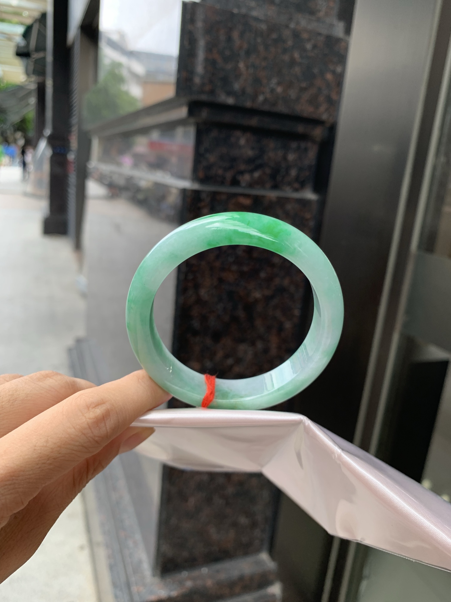 白底青正圈 55.1-7.7-12.9 0705-2A116 打灯棉絮，底妆水润，满圈绿花点缀，镯色生香，腕间之美，水润中透着灵气，仙气缭绕，温婉可人，举手投足间皆是美好