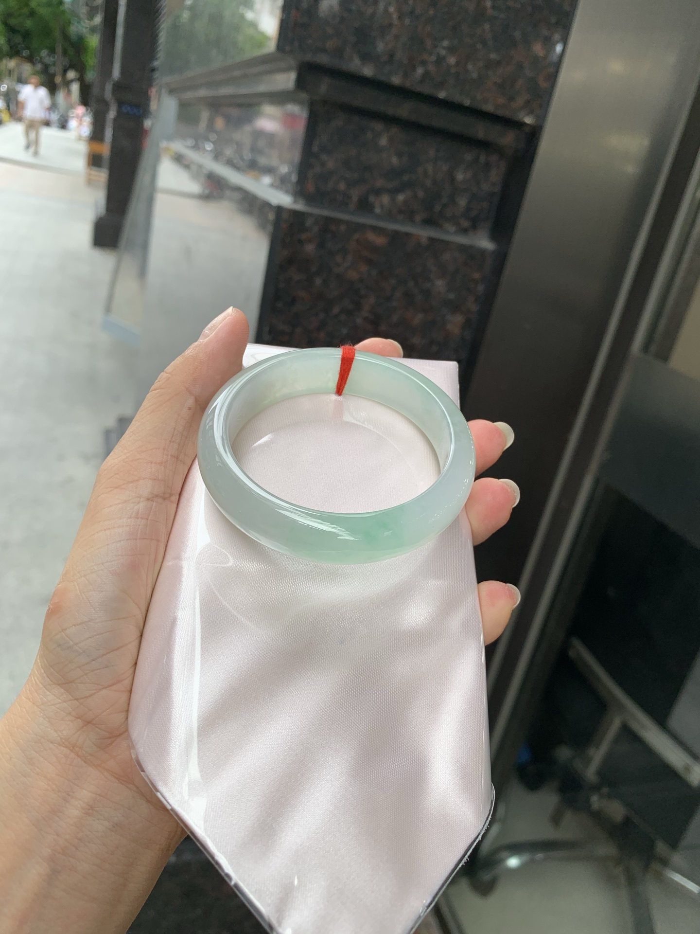 冰晴绿宽版正圈 55.1-7.8-13.7 0705-4X64 无裂，底妆冰胶十足，满圈晴绿飘色均匀分布，像初春嫩芽落入清泉，均匀柔和，抬眼就是一片宁静感