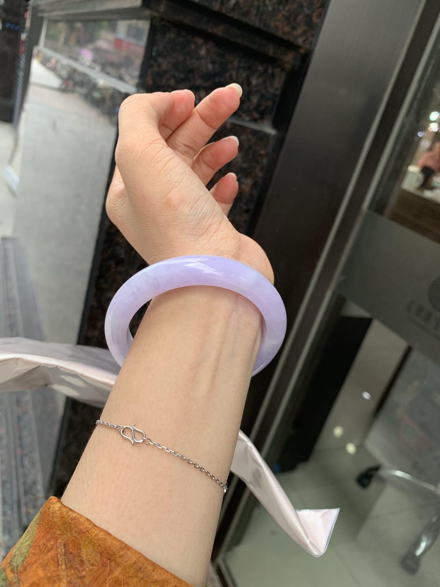 正圈 57.3-8.5-11.8 0705-2A143 打灯多处细纹，底妆水润，满圈紫罗兰吸睛抢眼，浪漫迷人，仙气飘飘，优雅高贵显气质，感满满，满满紫罗兰底色均匀不失色，不同光线不一样视觉感受