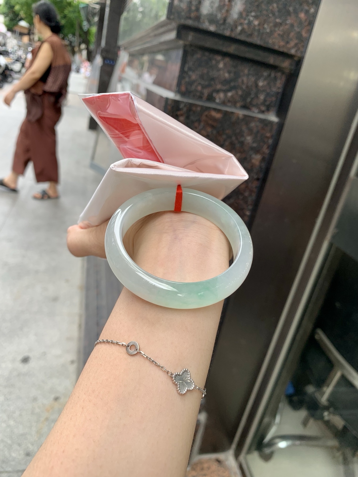 冰晴绿宽版正圈 55.1-7.8-13.7 0705-4X64 无裂，底妆冰胶十足，满圈晴绿飘色均匀分布，像初春嫩芽落入清泉，均匀柔和，抬眼就是一片宁静感