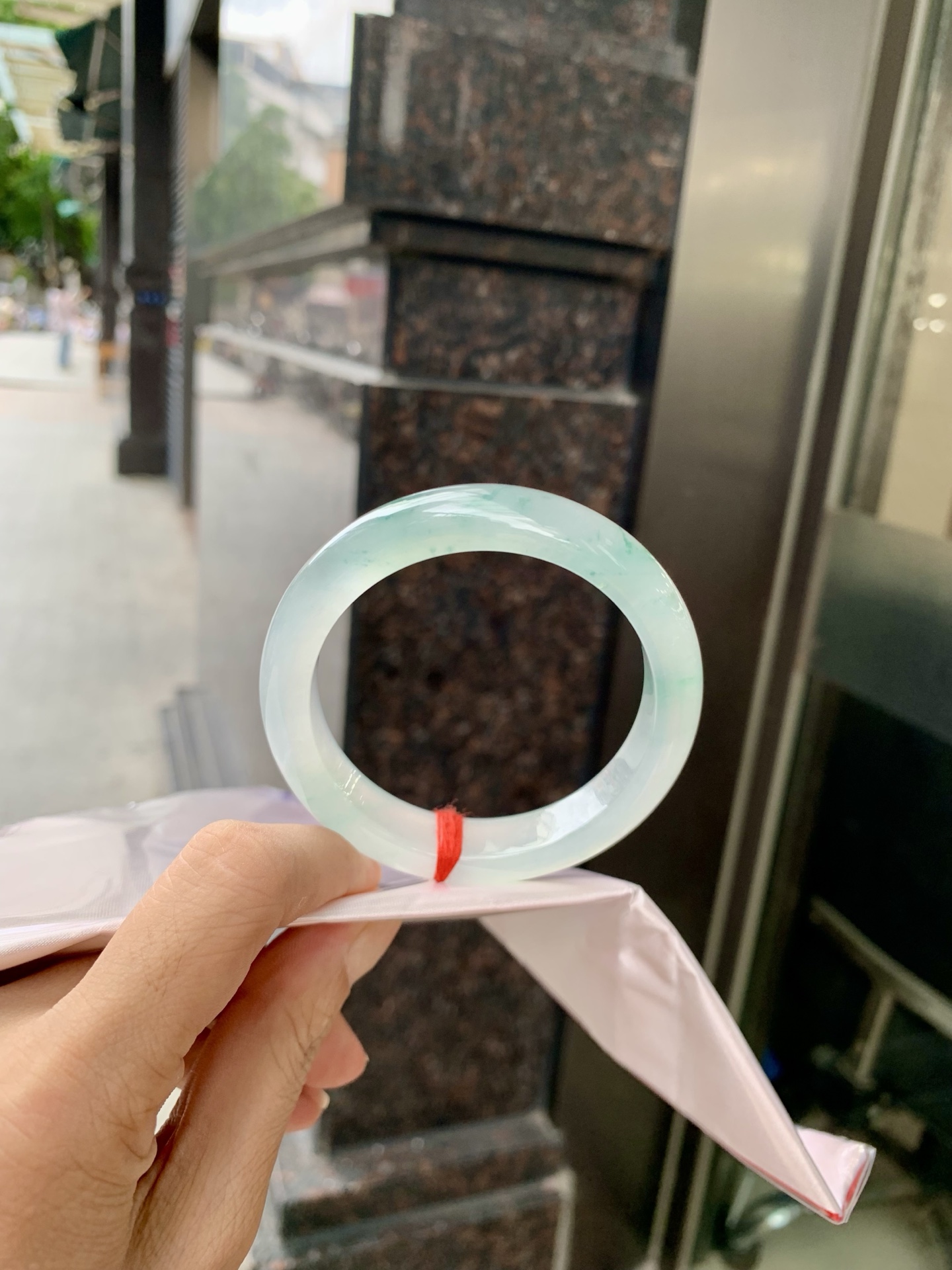 冰飘花正圈 54.5-8.3-11.9 0705-N1142 打灯多处细纹，底妆冰润细腻，冰底中几抹绿花灵动飘逸，勾勒出一幅唯美诗意的山水意境画，古典优雅又秀气