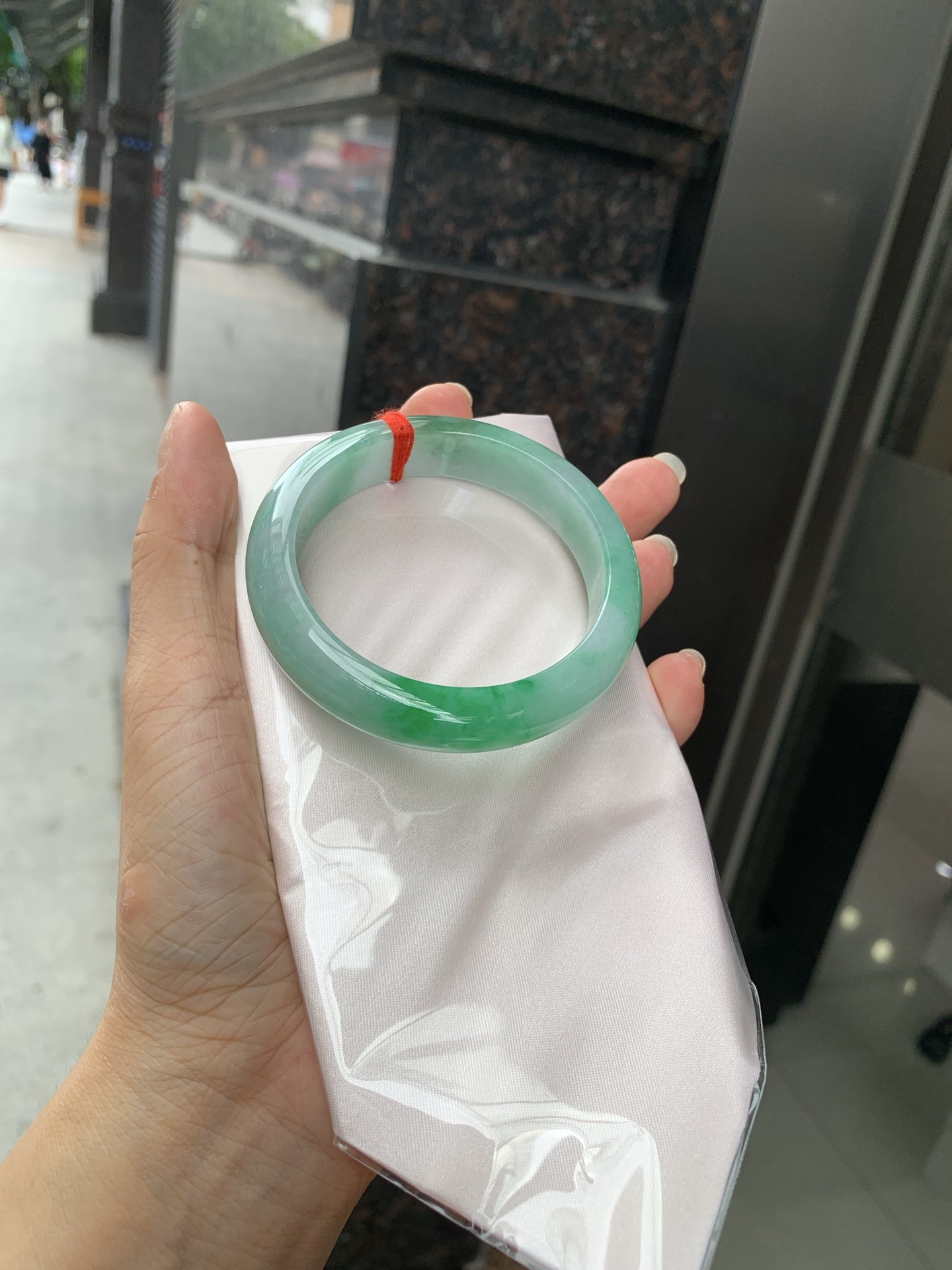 白底青正圈 55.1-7.7-12.9 0705-2A116 打灯棉絮，底妆水润，满圈绿花点缀，镯色生香，腕间之美，水润中透着灵气，仙气缭绕，温婉可人，举手投足间皆是美好