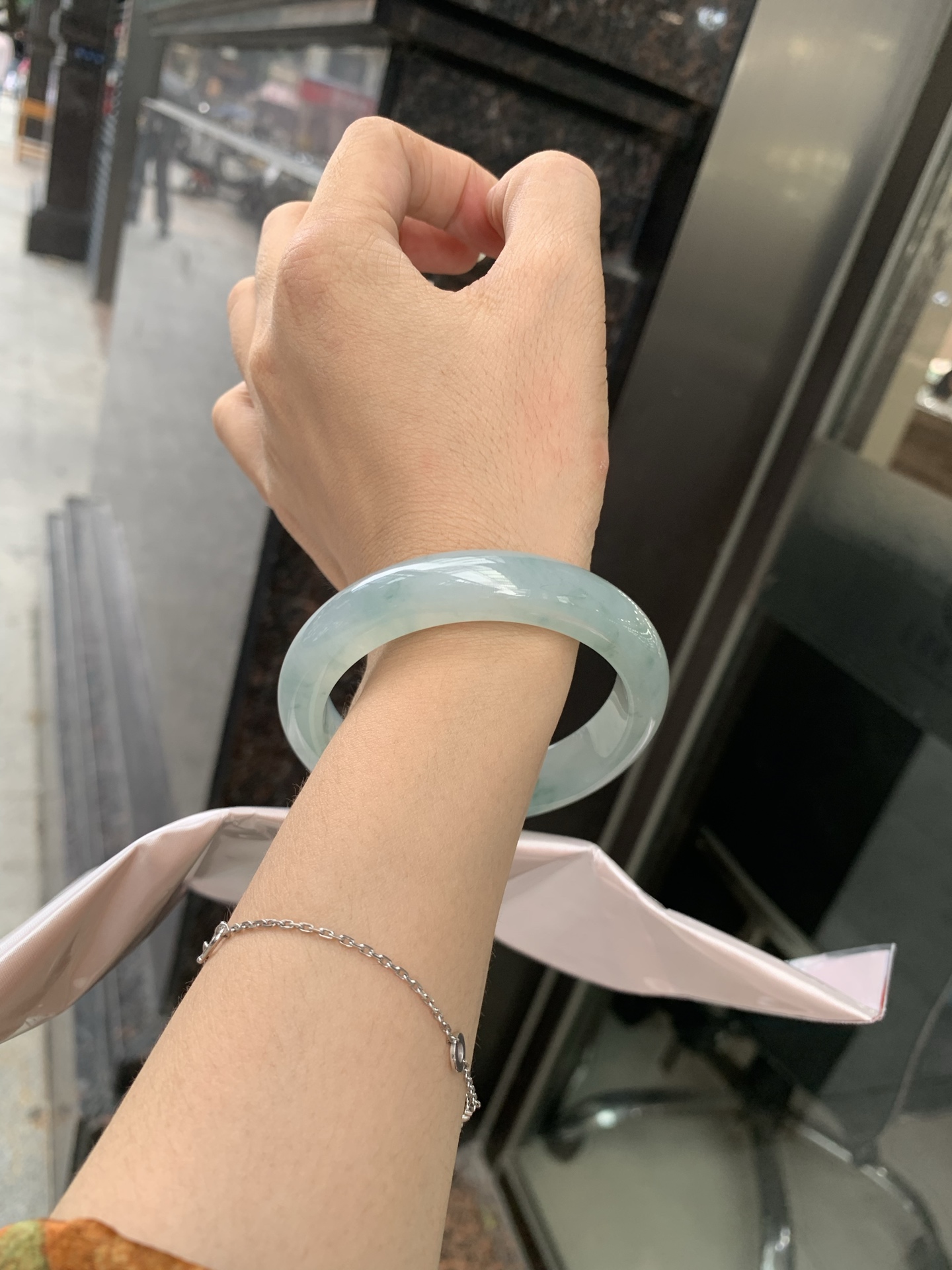 冰蓝飘花正圈 0705-N1157 打灯棉线，底妆冰润细腻，碎花灵动像是被风吹散的蓝墨水，恰似春夜星河落入腕间🪸