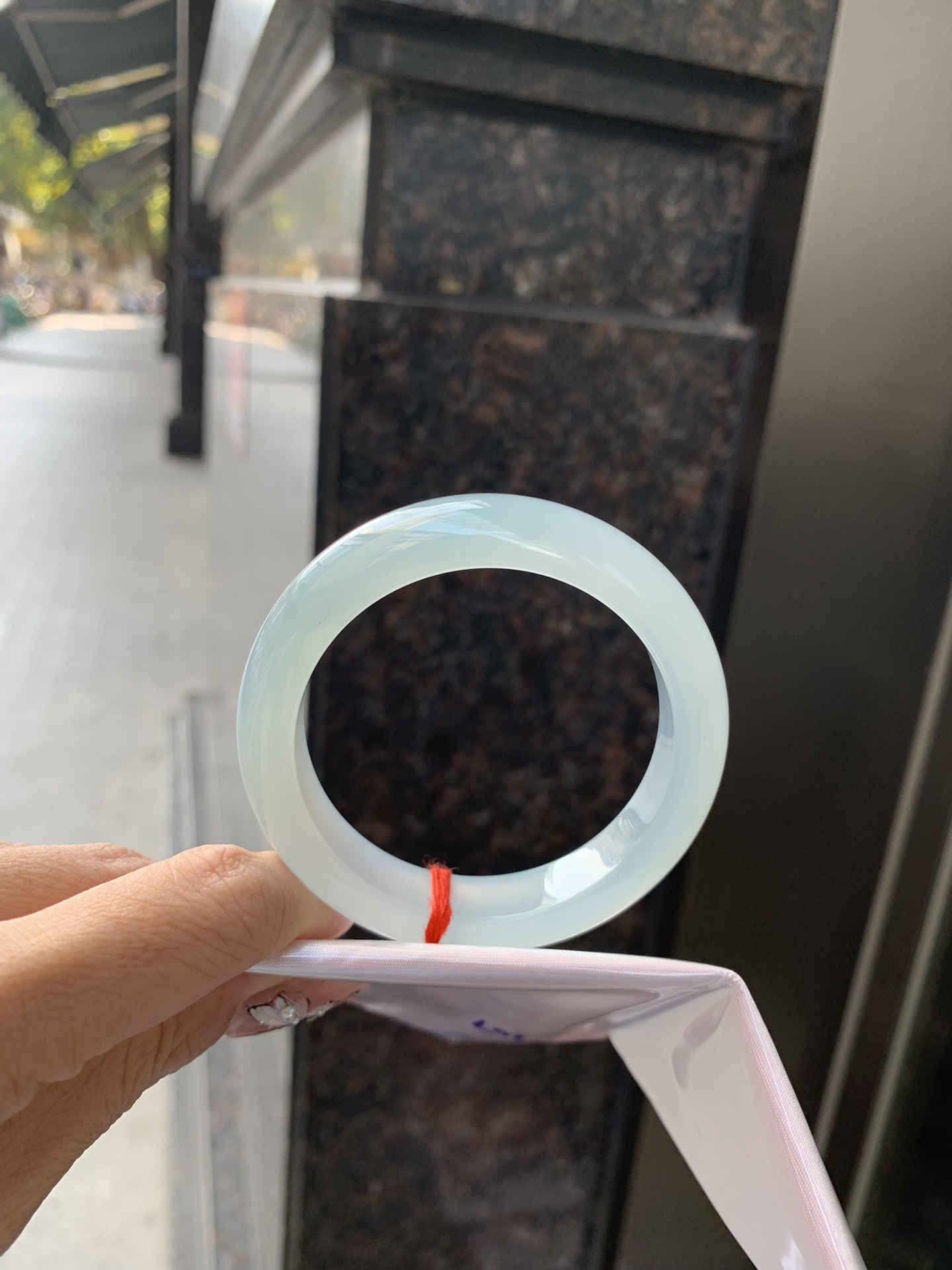 天空蓝正圈53.6-8.5-12.50107-J70766无裂，底妆胶润，质地细腻，天空蓝底色均匀，由内而外散发出温婉气质，清爽治愈