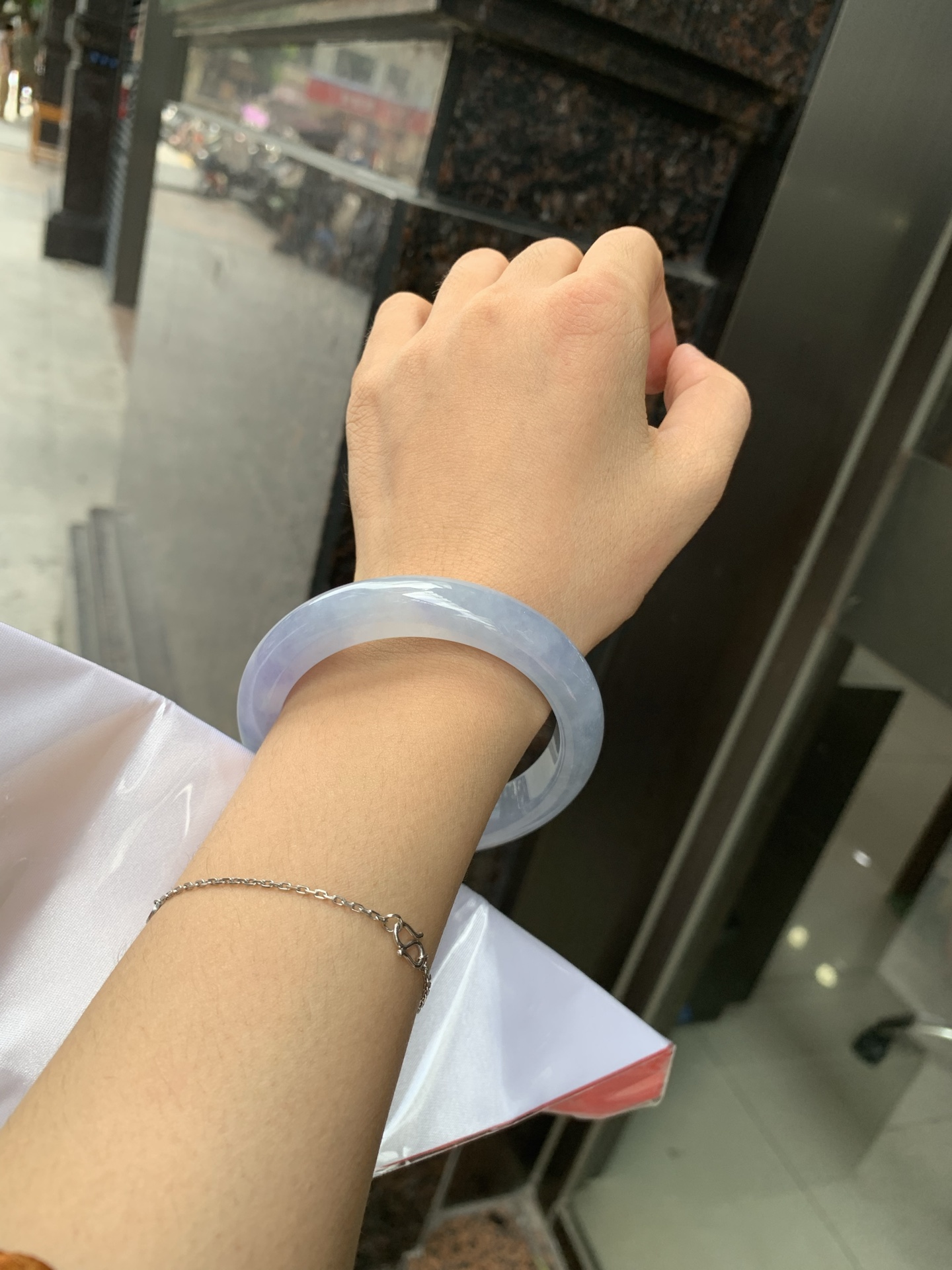 莫奈正圈 56.3-8.7-11.4 0705-H167-46 无裂，底妆冰润细腻，浓郁满色紫霞仙子，仿佛莫奈笔下的鸢尾花丛一同盛放，一脚踏入春天的感觉，见光不失色。
